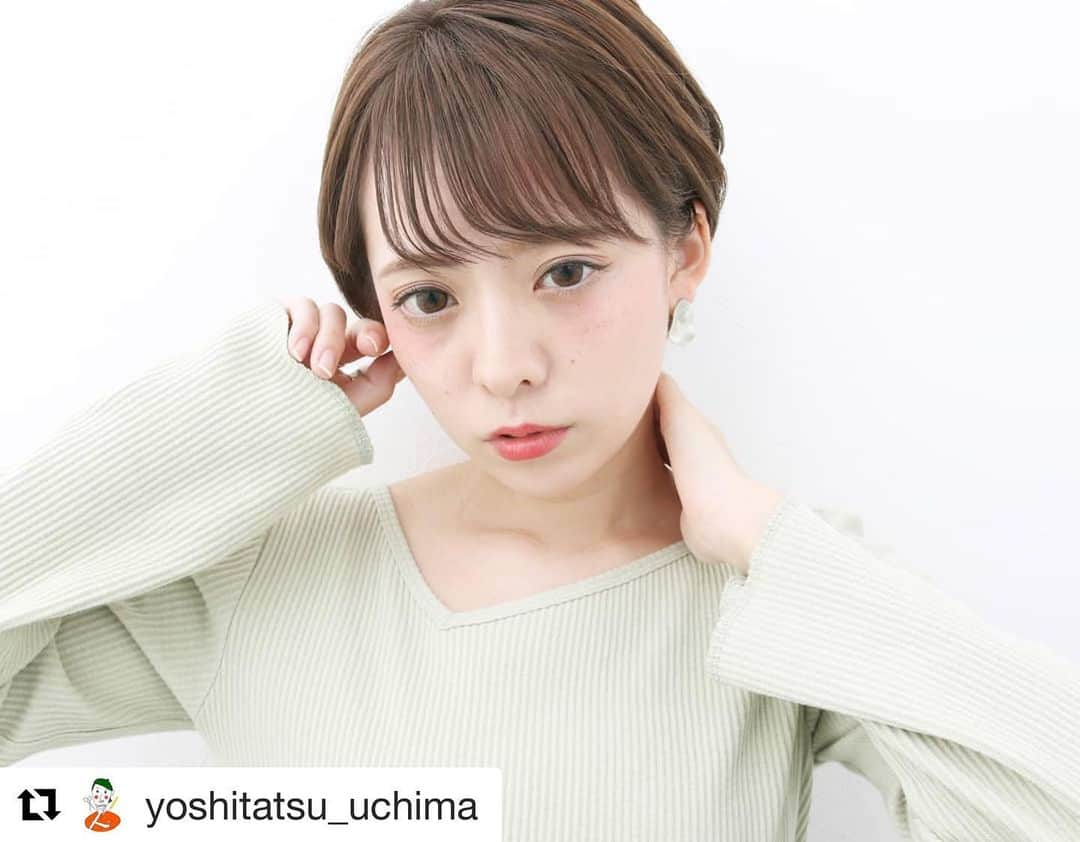 THROW 【スロウ】さんのインスタグラム写真 - (THROW 【スロウ】Instagram)「#Repost @yoshitatsu_uchima with @get_repost ・・・ ・コンパクトショート ・ブリーチハイライトONカラー ・スロウMt /08:Be/08/08:V/08/White=1:1:1:1(ox3%) ・  #ヘアスタイル#ショート#ショートヘア #色っぽショート#ローライト#シアーベージュ#川越美容室#レイヤーカット #グレージュ#狭山市#狭山市美容室#カシェート#ootd#cachette #nico #所沢美容室#instagood #ハイライト#アディクシー#スロウ認定サロン#スロウフォトコン#プレッピーのせて#スロウカラー#throwcolor ・ ・ ・ こんにちは♪ 海をこよなく愛しているけどカナヅチ、沖縄出身のマイペース美容師の内間です♪ お酒が好き、大衆居酒屋が好き、のん兵衛が好き♪ 漫画が大好きで１万冊読破しました！いつか漫画ソムリエになりたい！！ ゆるいイラストを描いたりしてます♪ 美容師15年目、この仕事が大好きな３５歳◎ 最近はベレー帽にエプロン姿で絶賛営業中◎ スタッフに、 『内間はどこに向かってるの？』 と言われますが気にしません(笑) 興味がある方は気軽に会いに来てください♪♪♪♪ ・ ・ 【独自のアジャストカラー】 15000名以上のお客様にカラーをした経験から編み出した、 こだわりの数々を詰め込んだカラーを是非体感してみてください☆☆☆ 100種類以上あるカラー剤の中から、髪質・ダメージ・なりたいイメージに合わせて、 独自のブレンド法でオリジナルのカラーレシピを調合します。 さらにそれを３～５種類用意し、ベースの髪の色のばらつきを抑えたり、 あえて色の差をだしたりて透け感・ツヤ感たっぷりなカラーに仕上げます◎ 複雑な行程をできるだけ簡素化した独自のカラー理論を 『アジャストカラー』と命名しました☆ ★ ☆★ ・ ・ 【一人一人オーダメイドでカラーリング】 ゲストに合わせたオーダメイドのハイライト&グラデーションカラー！ こだわりのデザインブリーチは色落ち後も可愛いをお約束致します☆ 染めた日の透明感はもちろん、色落ちの過程、色落ち後の可愛さもお約束できます☆ . 【ハイライトのこだわり】 内間の作るハイライトは巻いても巻かなくても可愛くなるよう計算して入れてます◎ カットライン、毛量、角度、太さ、ハイライト量をなりたいイメージ・ライフスタイルを考慮しながら、 お客様一人一人に合わせてオーダーメイドで提供させて頂きます☆ ★ 【カット】 .頭の丸み・毛流・髪質に合わせたRシェイプ、ゾーン＆セクションカットは乾かすだけでまとまり、 カットの持続性が圧倒的に違います☆ 外国人風カラーとの相性も良く、巻いても巻かなくても可愛く仕上がる質感造りこだわってます！ 特にショートカットが得意なので、ばっさりカットはお任せを！！ 【ヘアアレンジ】 ゴムだけ簡単10分セルフアレンジを200パターン以上考案！！『モコモコアレンジ』が可愛い♪アレンジ解説&動画もあります★ .  ご希望の方は仕上げの際に一枚の思い出として残せればと。。 撮らせて頂いたお写真はインスタ通してプレゼントさせて頂いております♪ ・ ・ 【Instagramご新規限定価格】 カット&トリートメント￥6000 カット&カラー&トリートメント￥9980 カット&ハイライト￥12500～ カット&ブリーチONカラー￥17500～ ・ ・ お任せください、 内間があなたのお役に立ちます。」3月19日 21時55分 - throwcolor