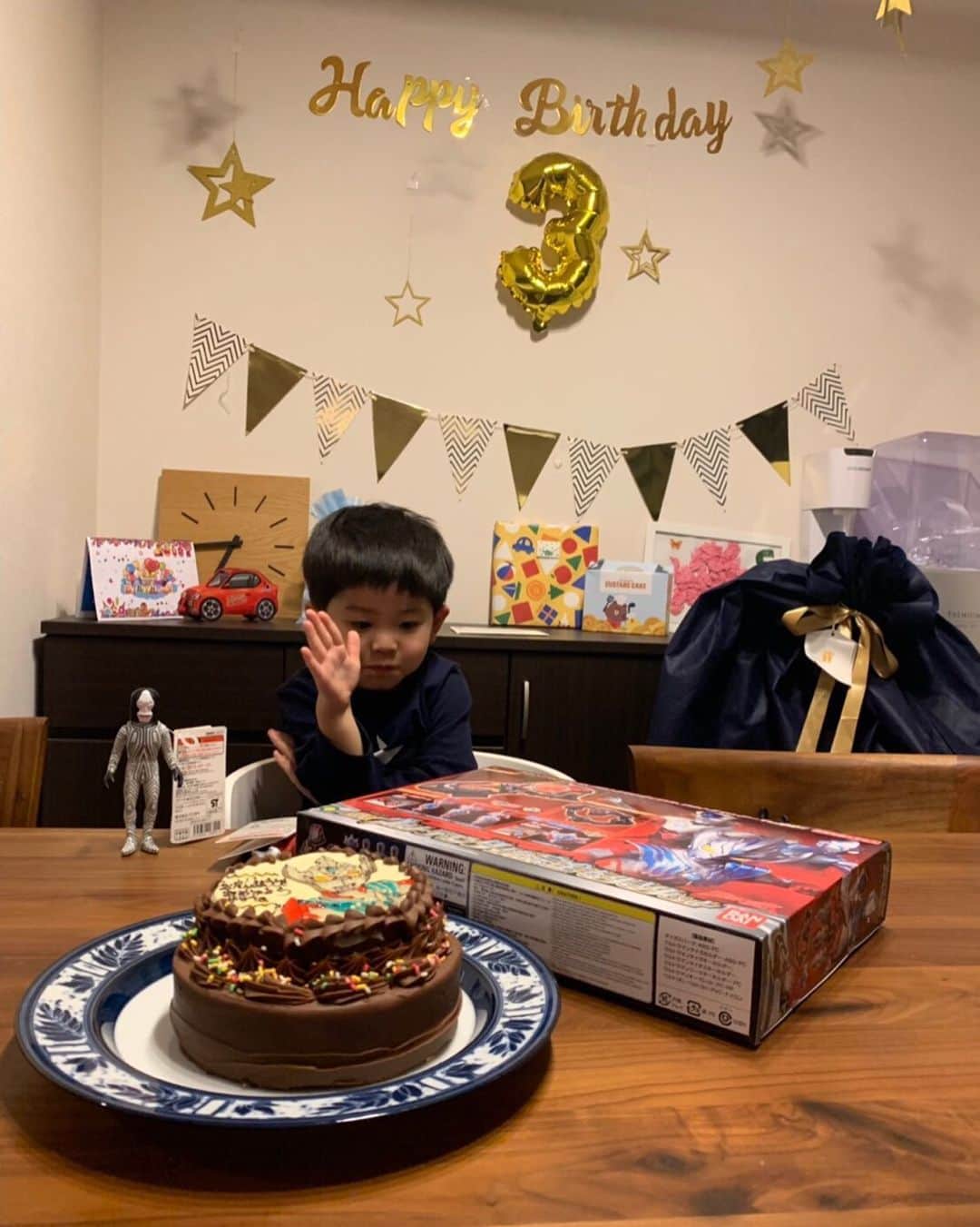 前田直輝のインスタグラム：「Happy birthday my son!! 何才になったの？って聞くと I'm 3years old! って言う息子！ 成長が早くてびっくり！ 誕生日おめでとう！！！！ #今年はウルトラマン #ストリウムブラスター」