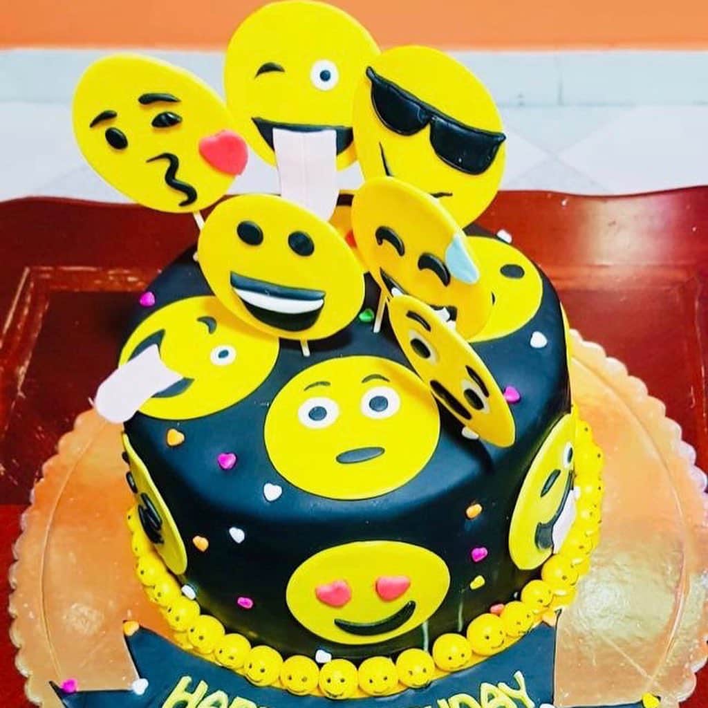 SUPER CAKESさんのインスタグラム写真 - (SUPER CAKESInstagram)「#Smileycake #chocolateganachecake #emotions #blackisthecolour #birthdaygal #blackandyellow #littlesmileys #smileylover #homebaker」3月19日 22時00分 - super.cakes