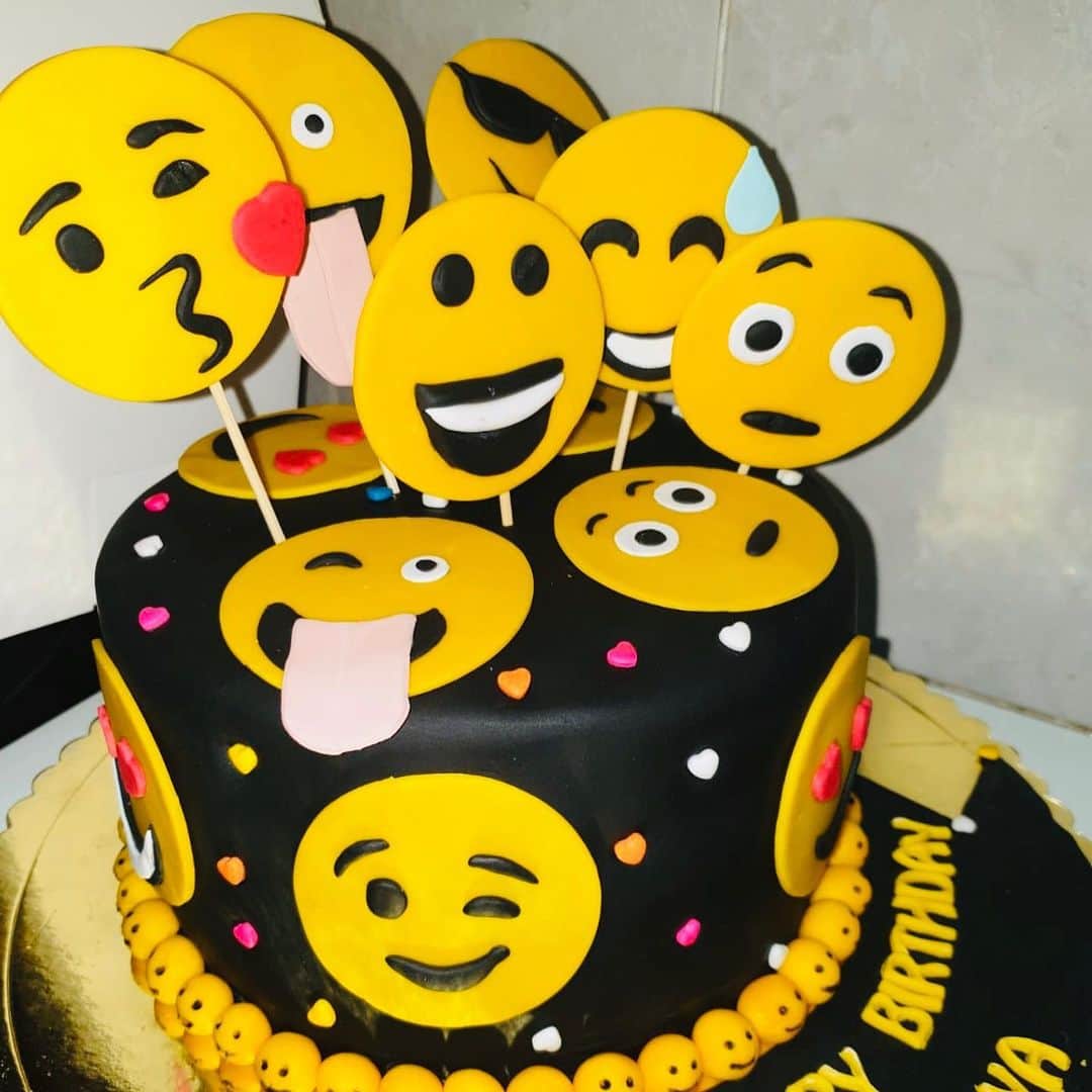 SUPER CAKESのインスタグラム：「#Smileycake #chocolateganachecake #emotions #blackisthecolour #birthdaygal #blackandyellow #littlesmileys #smileylover #homebaker」