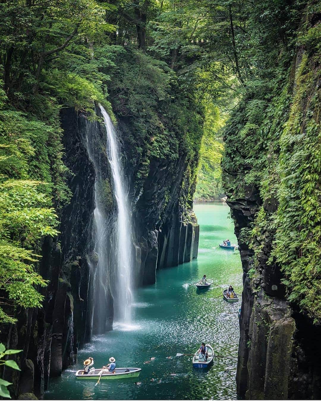 BEAUTIFUL DESTINATIONSさんのインスタグラム写真 - (BEAUTIFUL DESTINATIONSInstagram)「A peaceful paddle along the rivers of Japan 🛶 Look at that beautiful waterfall! 🌿Tag a friend who would love this photograph 💚 (📸: @hrk1108 📍: Miyazaki - Japan)」3月19日 22時00分 - beautifuldestinations