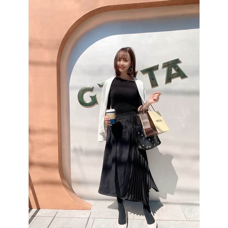 乙黒えりのインスタグラム：「@ezumi.official のスカート初おろし〜！ #ドロゲリアサンクリッカ  の #ヘーゼルナッツラテ　は絶品✨ そして、ついつい買ってしまう　 #ガスタ　#バスクチーズケーキ　 なら甘くないから主人も、 子供もみんなで食べれる！！ @ezumi.official  #ラッププリーツスカート#リネン #ezumi #トップス　#ジャケット #AKTE」