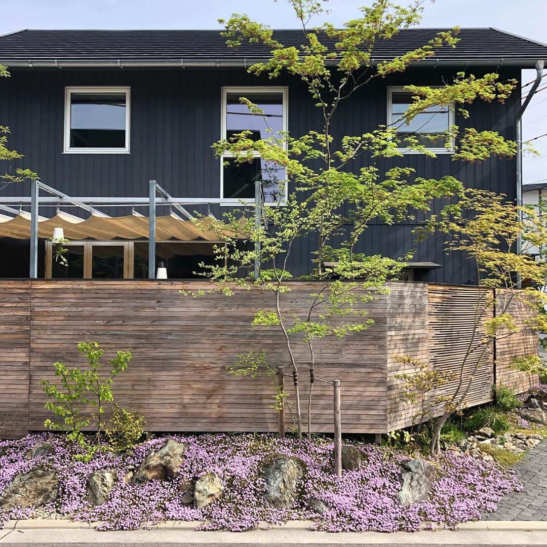 アイトフース | 北欧住宅｜注文住宅｜広島・岡山・山口さんのインスタグラム写真 - (アイトフース | 北欧住宅｜注文住宅｜広島・岡山・山口Instagram)「本日こころモデルハウスお引渡しをさせていただきました。10年以上前からアイトフースの家を気に入って下さって本日に至りました。この家にピタリとハマっているご家族の暮らしの変化が楽しみです！ ・ ・ #Anniversary25th #アイトフースライフ #アイトリブ #住まいづくり #家事労働時間が1/2以下になる住まい #注文住宅 #広島の注文住宅 #サスティナブル #木と漆喰  #天窓　 #焼杉 #velux #高性能住宅 #サスティナブル」3月19日 22時06分 - aitohus