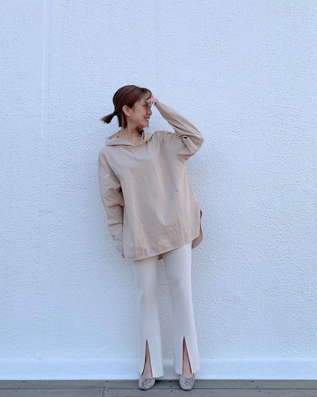 本橋優華のインスタグラム：「MENSのフーディー薄手のめちゃ良すです。﻿ 彼氏のかりたよ風🙋‍♀️﻿ ﻿ #CMA2001406A0002 #ss#ootd#foodie#parker#menswear#knitpants#white#beige#newin#colony2139#tokyo」