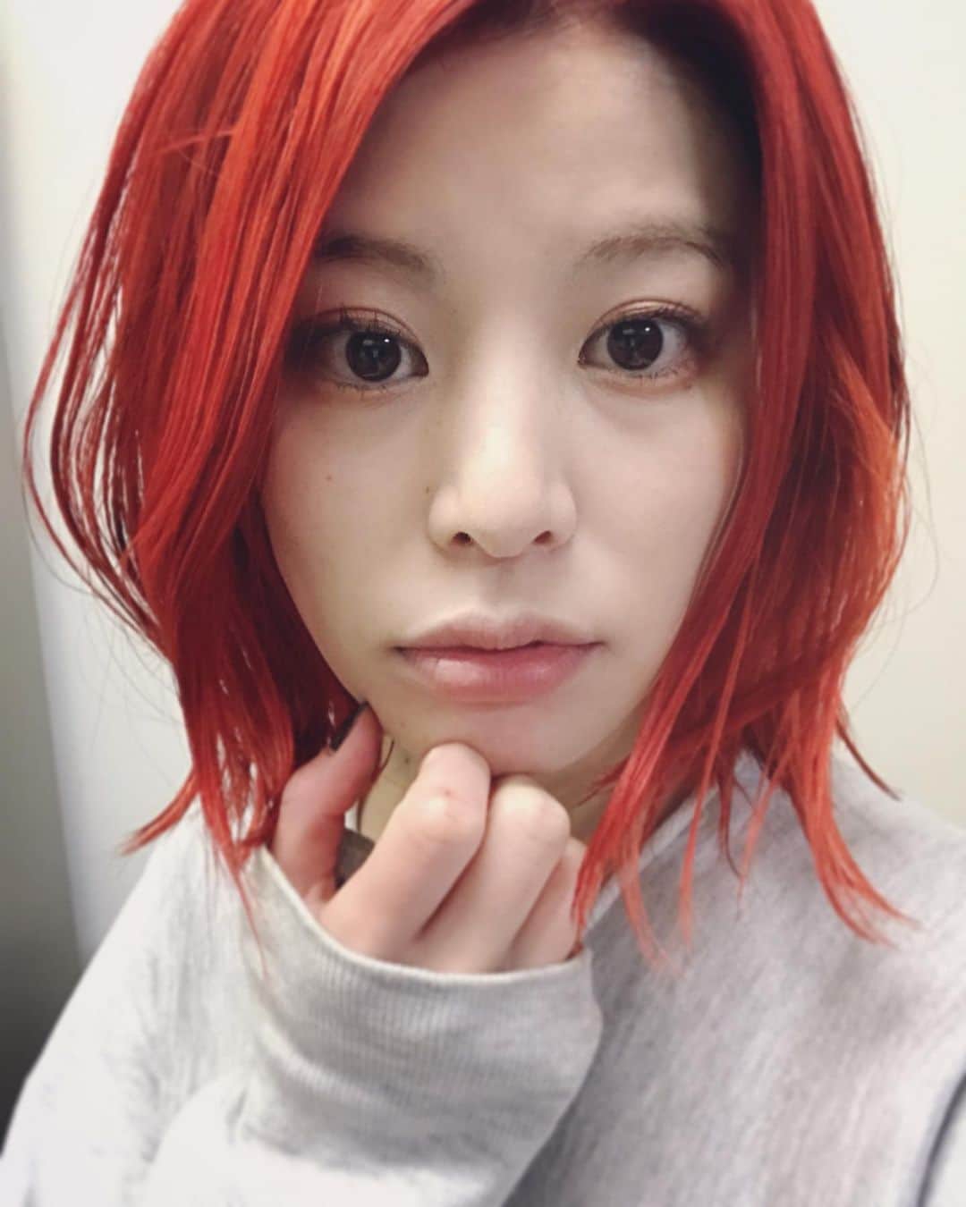 ほな・いこかのインスタグラム：「そう、 わたしは真っ赤っかなのです。 #red」