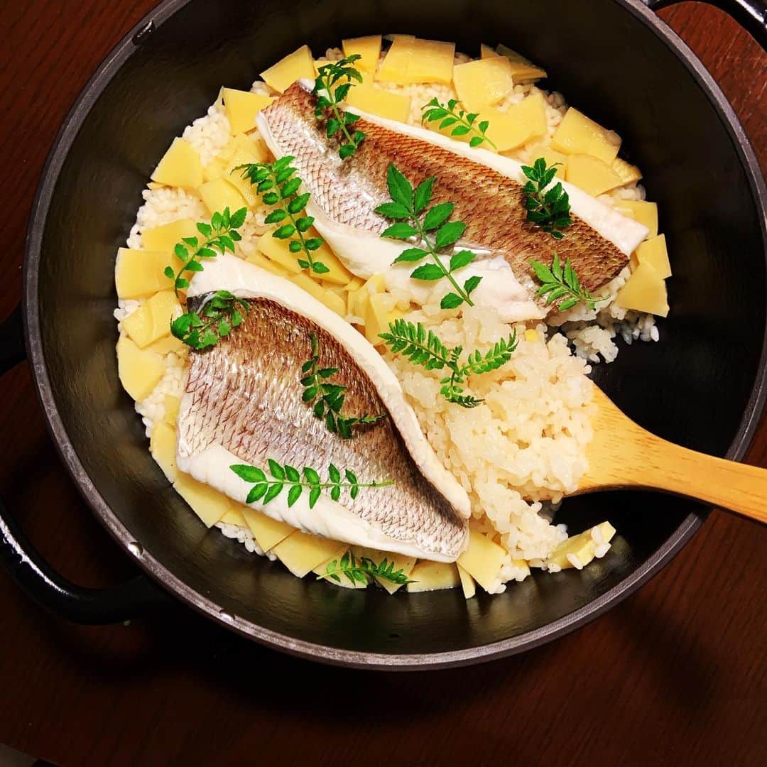 志摩有子さんのインスタグラム写真 - (志摩有子Instagram)「スーパーに朝掘り筍が出ていたので糠で茹でて鯛と炊き込みご飯に。春の味。 #筍ご飯  #鯛めし #バーミキュラライスポット」3月19日 22時18分 - ariko418