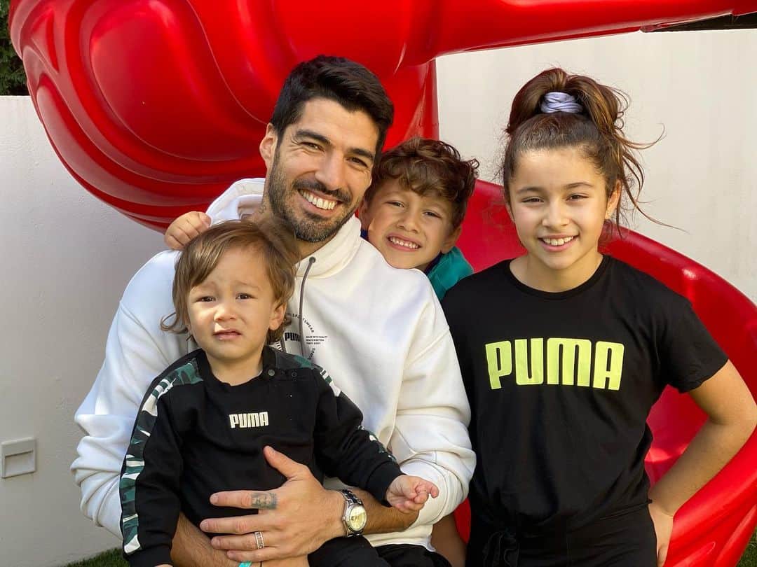 ソフィア・バルビのインスタグラム：「Feliz dia papi!! Nuestro claro ejemplo a nunca rendirse... Te amamos tanto! ❤️❤️❤️ @luissuarez9」