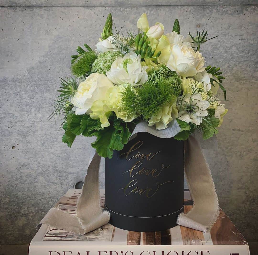 畑野ひろ子のインスタグラム：「@willgarden_official  giftarrangement box🌷🌷🌷 #willgarden #flower #flowers #arrangement #boxflower #gift」