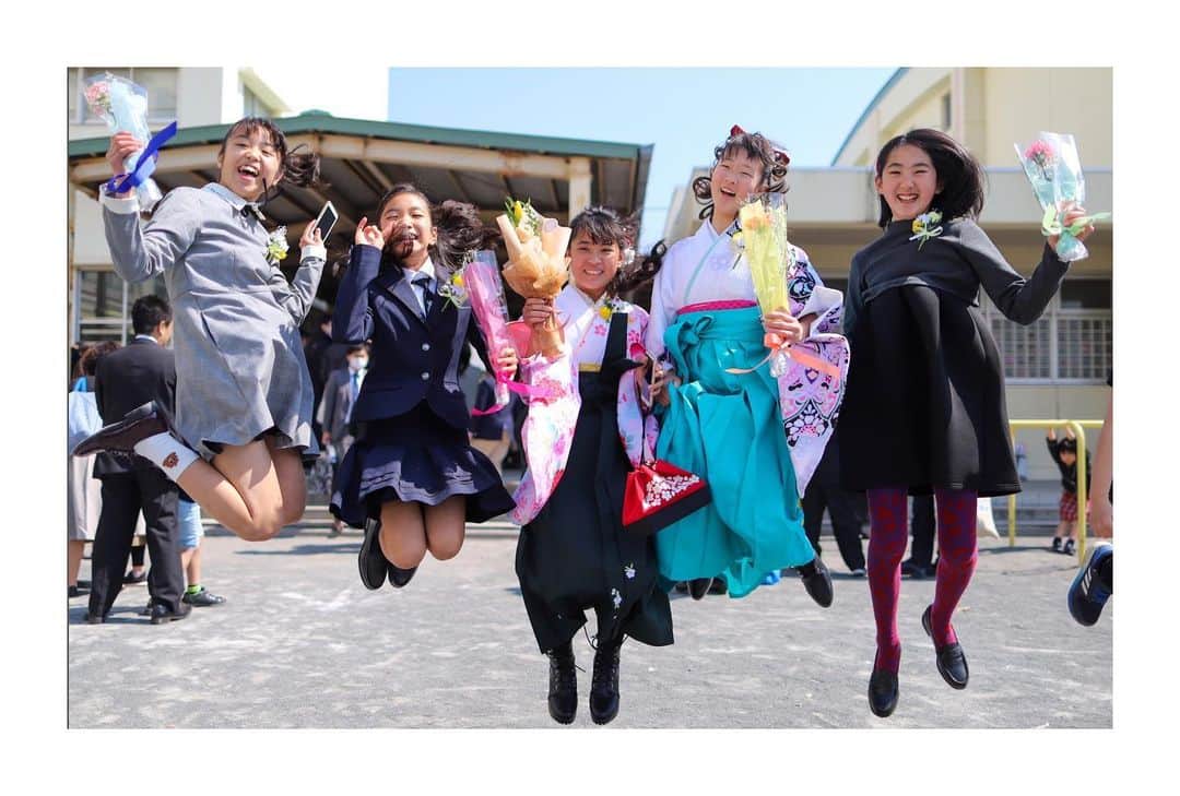 平中克幸のインスタグラム：「. 小学校卒業式 . . 友達に恵まれ、素晴らしい小学校生活が 送れたとんだなと思いました。 . . 学校での出来事などよく喋る長女。 . . なんでそんな事で揉めてるの？？と男の 自分には理解不能な事など色々ありましたが笑 . . 小学校生活最後はいい顔してました！ . . 本来ならスーパー耐久開幕戦で参加 する事の出来なかった卒業式🎓🌸 . . こんな状況でも良いことありましたね。 . . なんで長女の時だけ参加して！と次女が 不満気な感じでしたが😅😂」