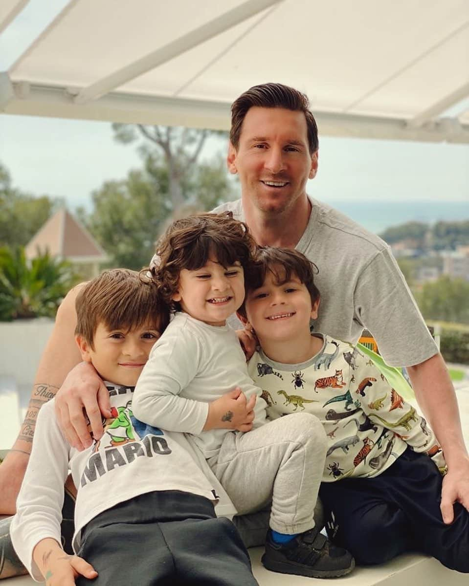 アントネラ・ロクソさんのインスタグラム写真 - (アントネラ・ロクソInstagram)「Feliz dia del padre @leomessi !!! Gracias por ser siempre un ejemplo para nuestros hijos, que te aman y te admiran cada dia más! Hoy más que nunca celebramos unidos ❤️ #nosquedamosencasa」3月19日 22時20分 - antonelaroccuzzo