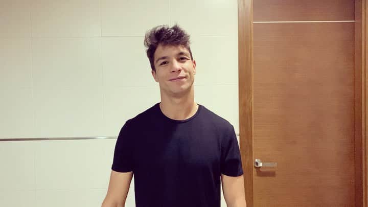 オリベル・トーレスのインスタグラム：「Yo ya formo parte de #SaldremosJuntos. Un movimiento social para ayudar a pymes y autónomos. Te necesitamos para salvar nuestra economía. @saldremosjuntos ¡Comparte! 💪🏼」