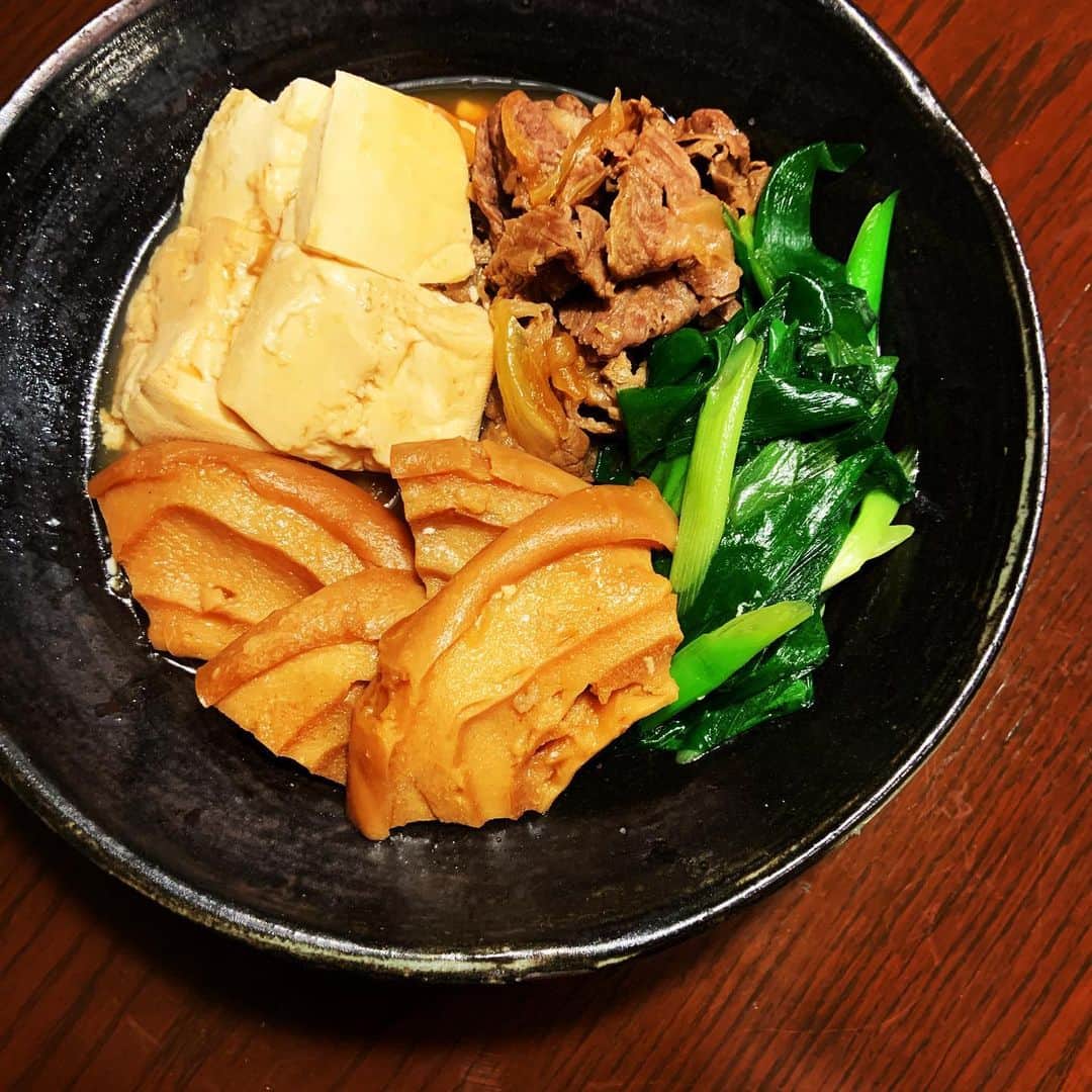 志摩有子さんのインスタグラム写真 - (志摩有子Instagram)「肉豆腐に車麩を投入。食べ応えがアップ。炊き込みごはんに甘辛の煮物が合う。 #肉豆腐 #お惣菜 #車麩 #九条ねぎ」3月19日 22時24分 - ariko418