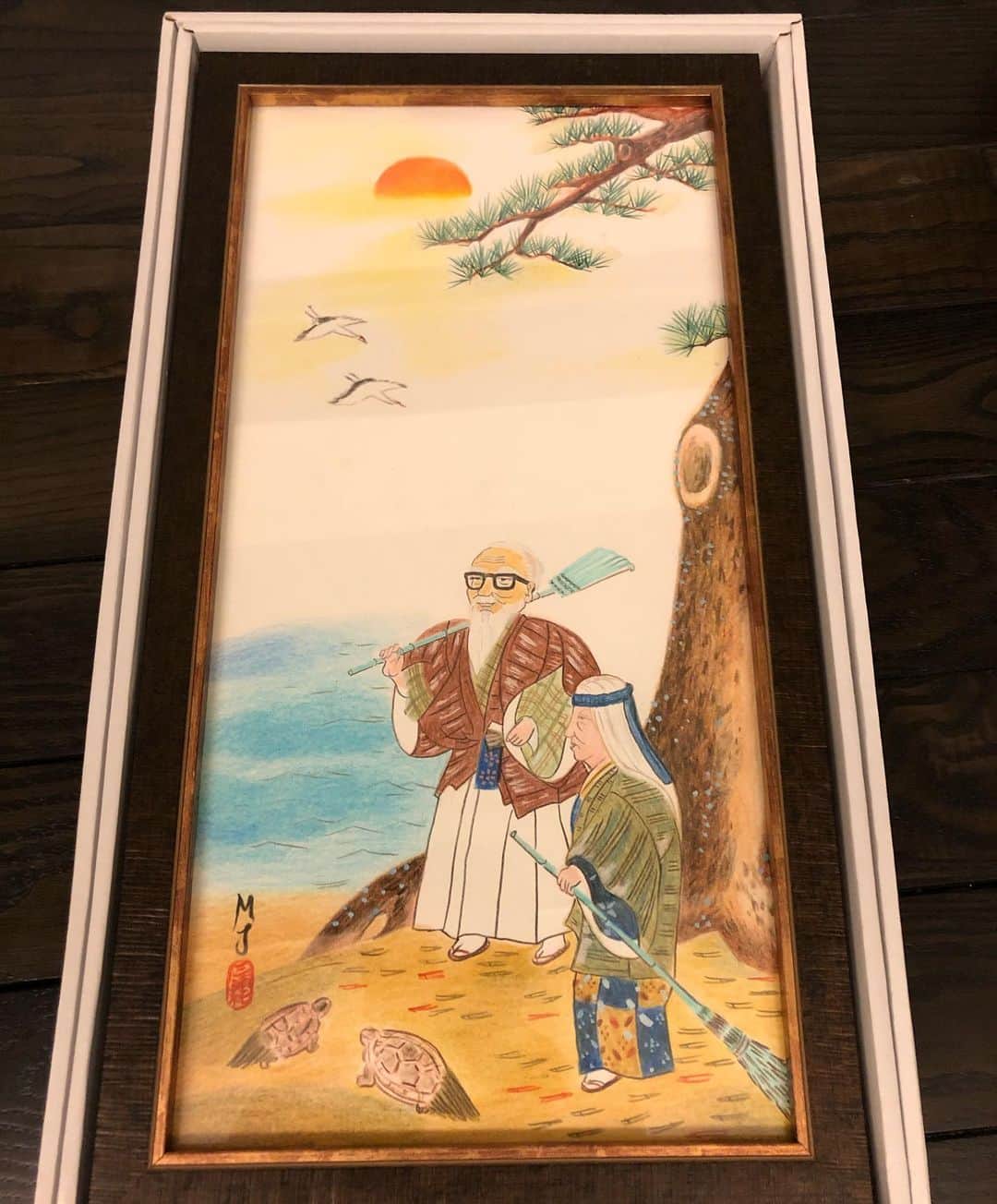 いとうせいこうのインスタグラム：「『ラジオご歓談』収録。みうらさんと4本分2時間しゃべり続け、俺の誕生日なので飲みに。するとこんなプレゼントが！　『高砂』の世界になぜか俺とみうらさん……。」