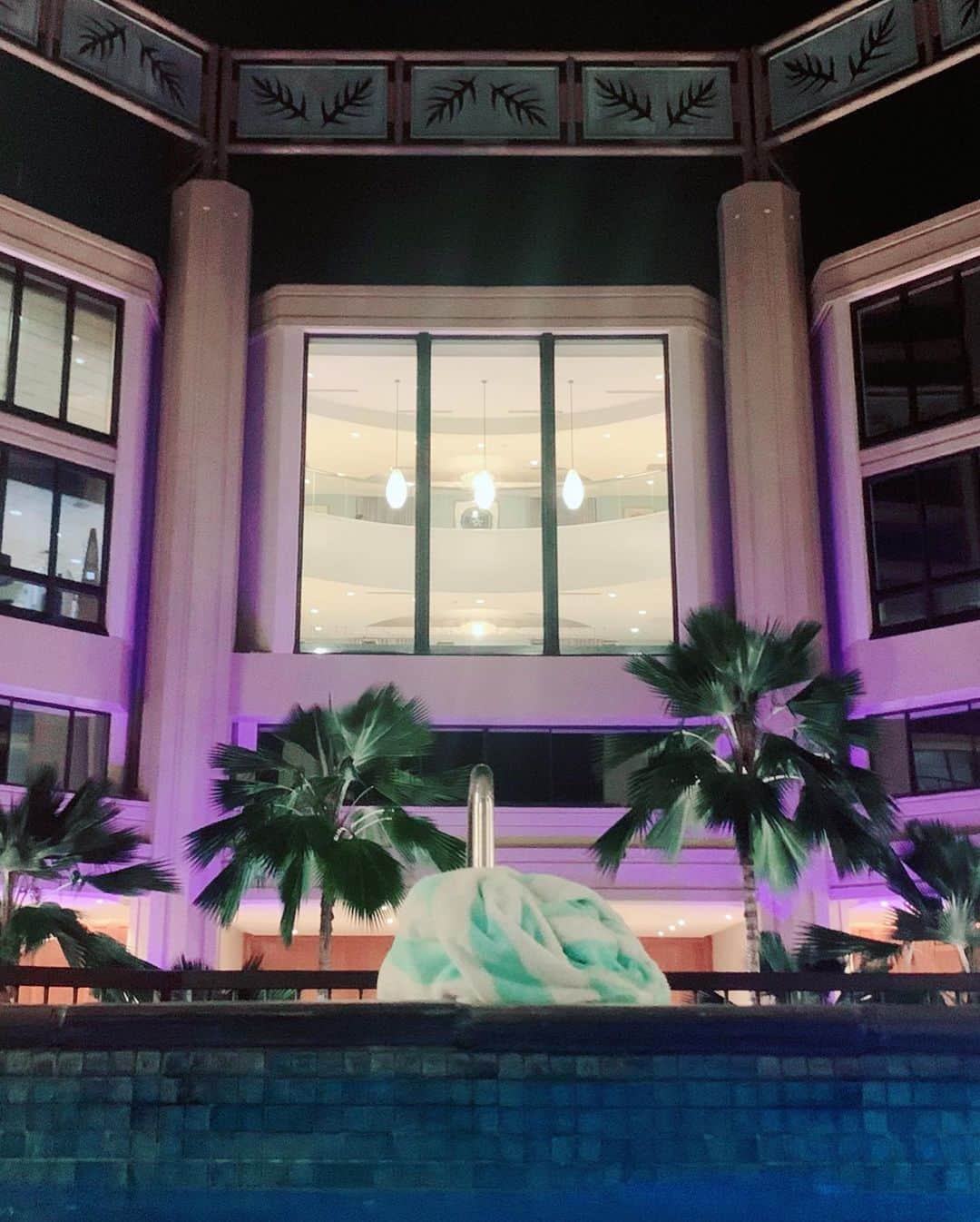 若林愛さんのインスタグラム写真 - (若林愛Instagram)「泊まってたハイアットリージェンシーワイキキの一番のお気に入りポイントがジャグジー✨✨ ホテルのプールに併設されてて、入り放題♫ 海を眺めながら、気持ち良いお天気の中！最高かー✨✨ 昼間も良いけど夜も最高でした✨ .  #hawaii #hawaiitrip #hawaiistagram #hyattregencywaikiki #hyattregency #pool #trip #tripgram #ハワイ #ハワイ旅行 #ハワイ旅 #ハイアットリージェンシーワイキキ #ジャグジー #プールサイド #プールサイドバー #ハンバーガー #ハンバーガー🍔 #スムージー #海外旅行 #旅行 #旅行コーデ #旅行好き女子 #現実逃避 #若林愛」3月19日 22時31分 - megumi.cl