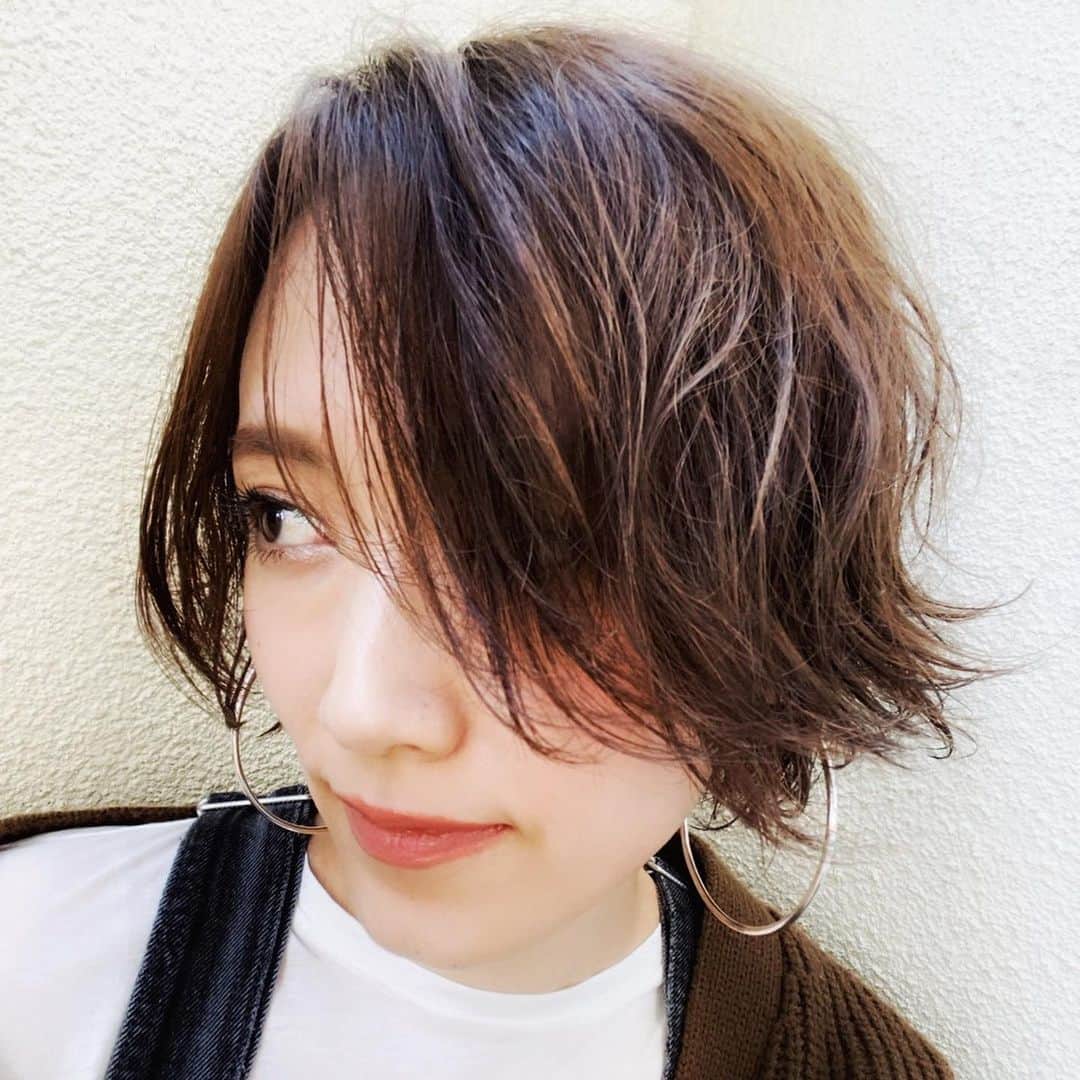 Miki Kanekoさんのインスタグラム写真 - (Miki KanekoInstagram)「パーマこんな感じなんだけど、右側がどうやらかかりが弱いみたい（後ろに流れてほしいのに前に来ちゃう）なので、かけ直してもらおうと思っています🙄🙄🙄 . . . #ショートヘア#ヘアスタイル#hairstyle#パーマ#パーマスタイル#ショートスタイル #ショートパーマ#」3月19日 22時32分 - mikiaoba