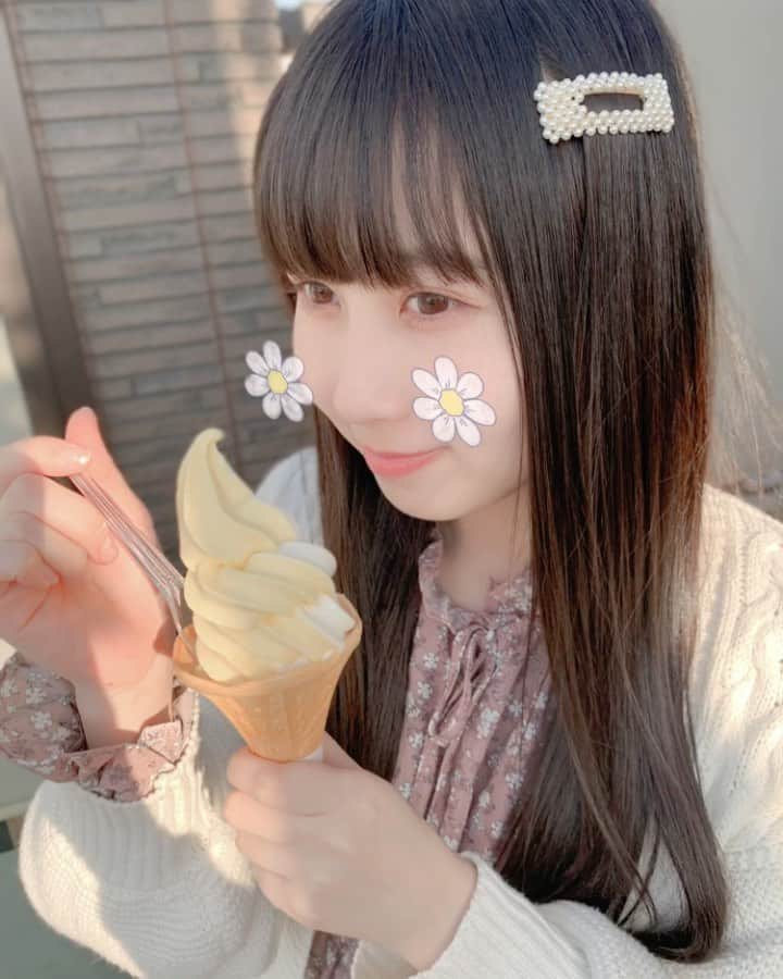 井上瑠夏のインスタグラム：「🍊❁⃘*.ﾟ﻿ ﻿ ﻿ 最近食べた食べ物のなかで﻿ いちばんおいしかった。🤤🤤﻿🌼 ﻿ ﻿ #みかん﻿ #ミルク #ソフトクリーム #みかんみるく #逆光 #🍦 #🍨」