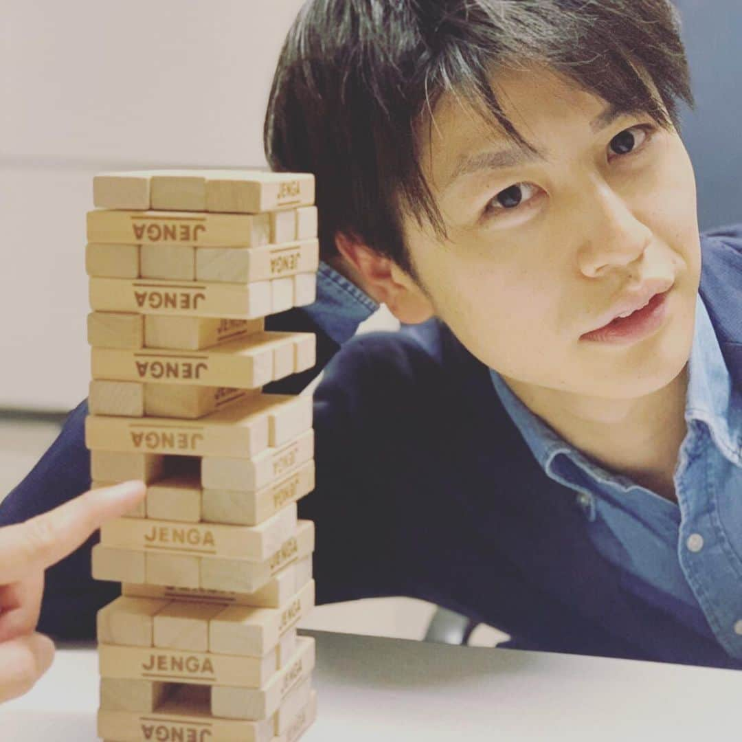 工藤淳之介さんのインスタグラム写真 - (工藤淳之介Instagram)「ええそうです、新しいジェンガの仕方を学んだのですぐに実践しました。 ジェンガって見つめる遊びだったんですね。  ええそうです、何かが本家とは大きく違います。わかってます。あしからず。  今後もめげずに色々真似します🤣 ちなみに歌の練習後に撮影🎤  #新潟 #新潟放送  #3時のカルテット #イケメン四銃士 #恋つづ #恋はつづくよどこまでも  #ジェンガ #genga #天堂担  #天堂先生  #リスペクト #見つめる  #bsn #アナウンサー #仕事終わり  #レコーディング  #歌の練習  #麦島侑 #黒崎貴之 #前野智郎 #工藤淳之介」3月19日 22時34分 - kudojun_nosuke_bsn