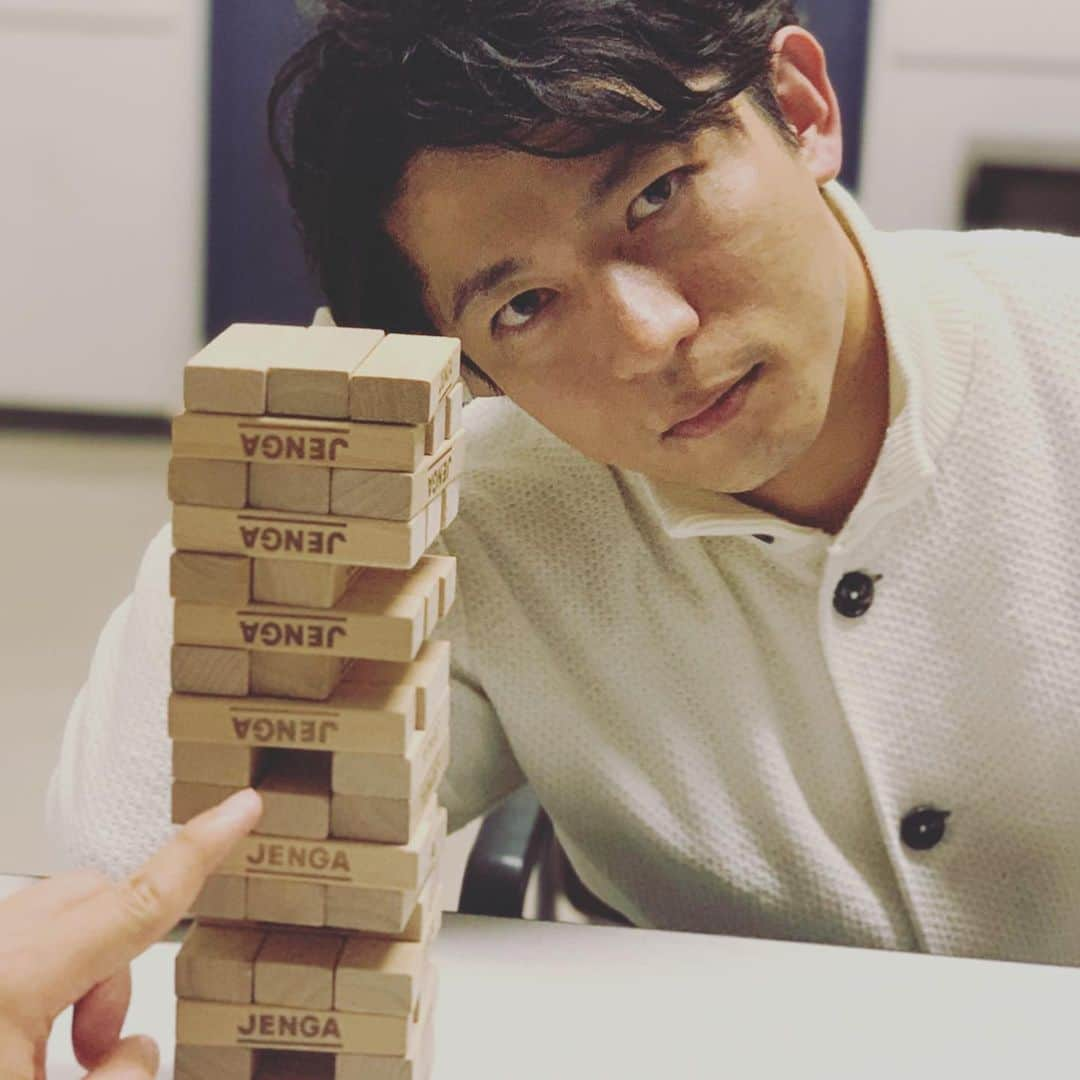 工藤淳之介さんのインスタグラム写真 - (工藤淳之介Instagram)「ええそうです、新しいジェンガの仕方を学んだのですぐに実践しました。 ジェンガって見つめる遊びだったんですね。  ええそうです、何かが本家とは大きく違います。わかってます。あしからず。  今後もめげずに色々真似します🤣 ちなみに歌の練習後に撮影🎤  #新潟 #新潟放送  #3時のカルテット #イケメン四銃士 #恋つづ #恋はつづくよどこまでも  #ジェンガ #genga #天堂担  #天堂先生  #リスペクト #見つめる  #bsn #アナウンサー #仕事終わり  #レコーディング  #歌の練習  #麦島侑 #黒崎貴之 #前野智郎 #工藤淳之介」3月19日 22時34分 - kudojun_nosuke_bsn