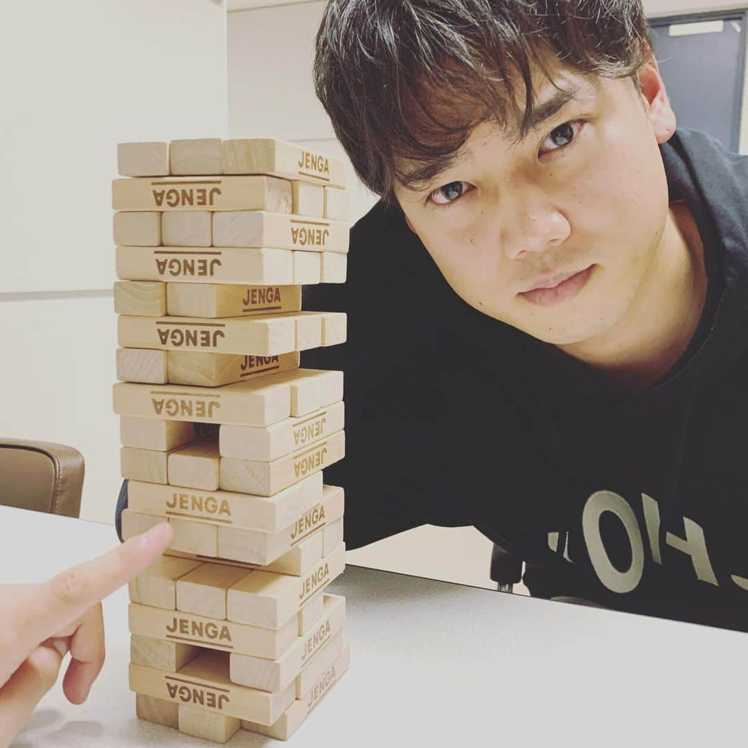 工藤淳之介さんのインスタグラム写真 - (工藤淳之介Instagram)「ええそうです、新しいジェンガの仕方を学んだのですぐに実践しました。 ジェンガって見つめる遊びだったんですね。  ええそうです、何かが本家とは大きく違います。わかってます。あしからず。  今後もめげずに色々真似します🤣 ちなみに歌の練習後に撮影🎤  #新潟 #新潟放送  #3時のカルテット #イケメン四銃士 #恋つづ #恋はつづくよどこまでも  #ジェンガ #genga #天堂担  #天堂先生  #リスペクト #見つめる  #bsn #アナウンサー #仕事終わり  #レコーディング  #歌の練習  #麦島侑 #黒崎貴之 #前野智郎 #工藤淳之介」3月19日 22時34分 - kudojun_nosuke_bsn