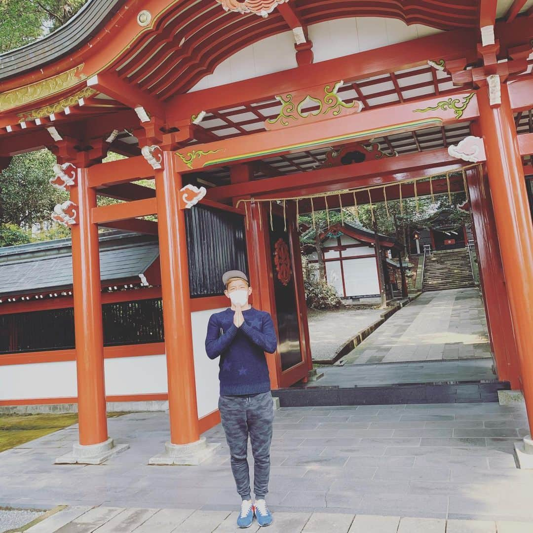 五領淳樹さんのインスタグラム写真 - (五領淳樹Instagram)「この間知り合いの方にオススメされて霧島東神社に行ってきました⛩ 少しでも早くコロナが終息して、また誰もがサッカーを楽しめる日常が訪れます様に🙇🧞 #鹿児島ユナイテッドFC #霧島東神社 #神が宿る場所 #霧島をPR #しかしここは宮崎県 #エセ観光大使」3月19日 22時47分 - goryo11junki