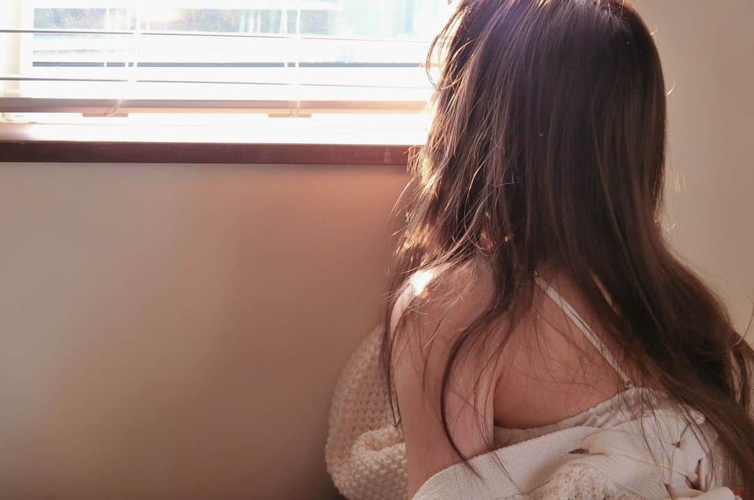 志田友美（ゆうみん）のインスタグラム：「寝起き(風)🙃🙂はは 髪色が綺麗だった💭」