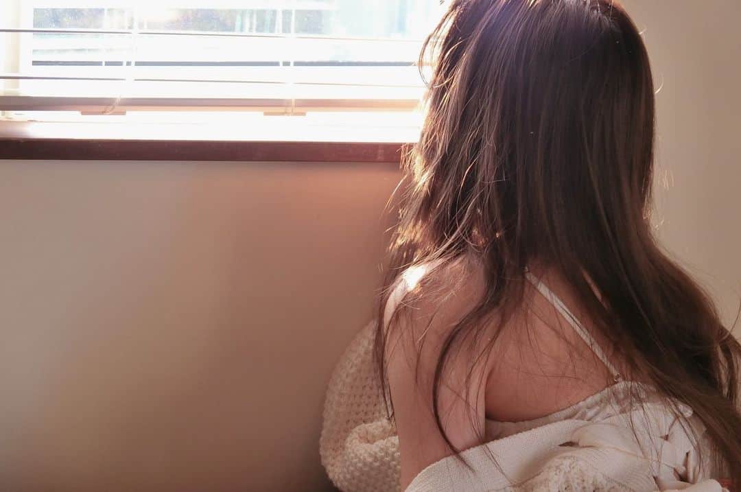 志田友美（ゆうみん）さんのインスタグラム写真 - (志田友美（ゆうみん）Instagram)「寝起き(風)🙃🙂はは 髪色が綺麗だった💭」3月19日 22時49分 - yuumi_shida