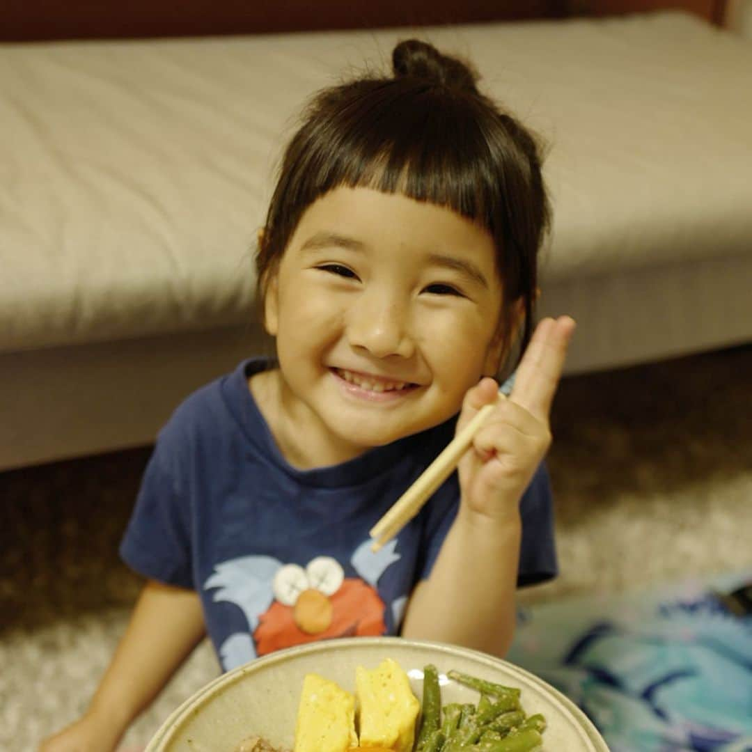 清水わかこさんのインスタグラム写真 - (清水わかこInstagram)「昨夜は旦那が会食だったので娘と2人でお家でピクニック。 いつもと違うことをして2人時間を楽しみました😂❣️ 娘は終始楽しそうにしていていつもよりたくさん食べてくれたし😌母も嬉しかった！ . 夜ご飯の後にポップコーンも作ったよ🍿コーンからポップコーンになる時の娘の反応が可愛かった☺️4〜6枚目 #ピクニック感出すためにわざわざワインボックスに布 #本当わざわざだけどたまにはこんな時間も大切 #娘は卵焼きがだいすき #お弁当の日のリクエストも卵焼きは入れてねという娘 #非日常のワクワク #子育て #おうちごはん #やちむん #沖縄 #娘 #4歳 #日夕佳」3月19日 22時52分 - wakacham_