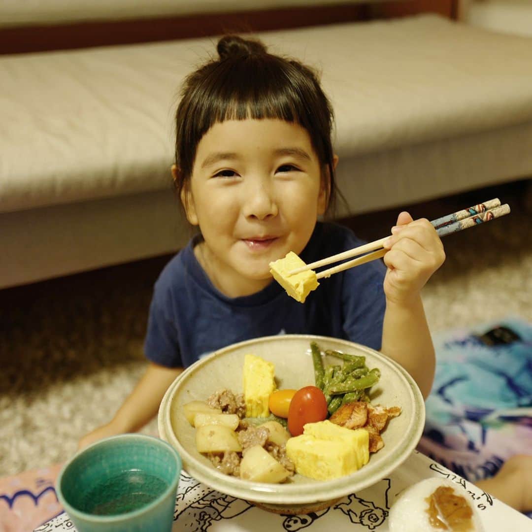 のインスタグラム：「昨夜は旦那が会食だったので娘と2人でお家でピクニック。 いつもと違うことをして2人時間を楽しみました😂❣️ 娘は終始楽しそうにしていていつもよりたくさん食べてくれたし😌母も嬉しかった！ . 夜ご飯の後にポップコーンも作ったよ🍿コーンからポップコーンになる時の娘の反応が可愛かった☺️4〜6枚目 #ピクニック感出すためにわざわざワインボックスに布 #本当わざわざだけどたまにはこんな時間も大切 #娘は卵焼きがだいすき #お弁当の日のリクエストも卵焼きは入れてねという娘 #非日常のワクワク #子育て #おうちごはん #やちむん #沖縄 #娘 #4歳 #日夕佳」