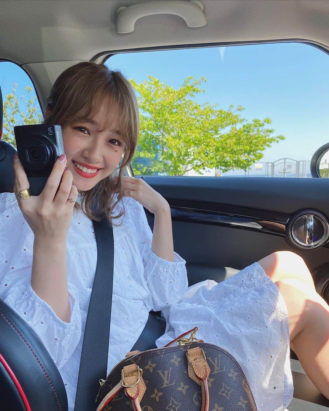 前田希美（まえのん）さんのインスタグラム写真 - (前田希美（まえのん）Instagram)「ドライブ大好き🚗です。 #彼女感 、出てますか？  今日からフィルター春仕様に変更しました。 気付いたかな？  ハーフアップに、 白ワンピおすすめです～🌸」3月19日 22時55分 - maeda_nozomi