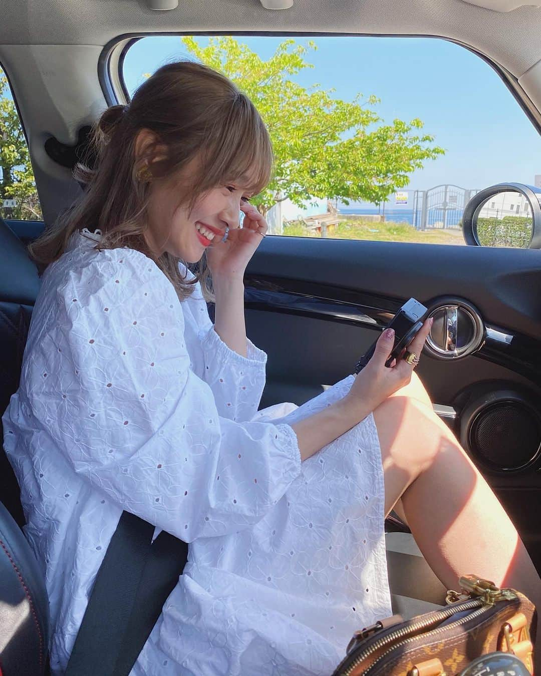 前田希美（まえのん）さんのインスタグラム写真 - (前田希美（まえのん）Instagram)「ドライブ大好き🚗です。 #彼女感 、出てますか？  今日からフィルター春仕様に変更しました。 気付いたかな？  ハーフアップに、 白ワンピおすすめです～🌸」3月19日 22時55分 - maeda_nozomi