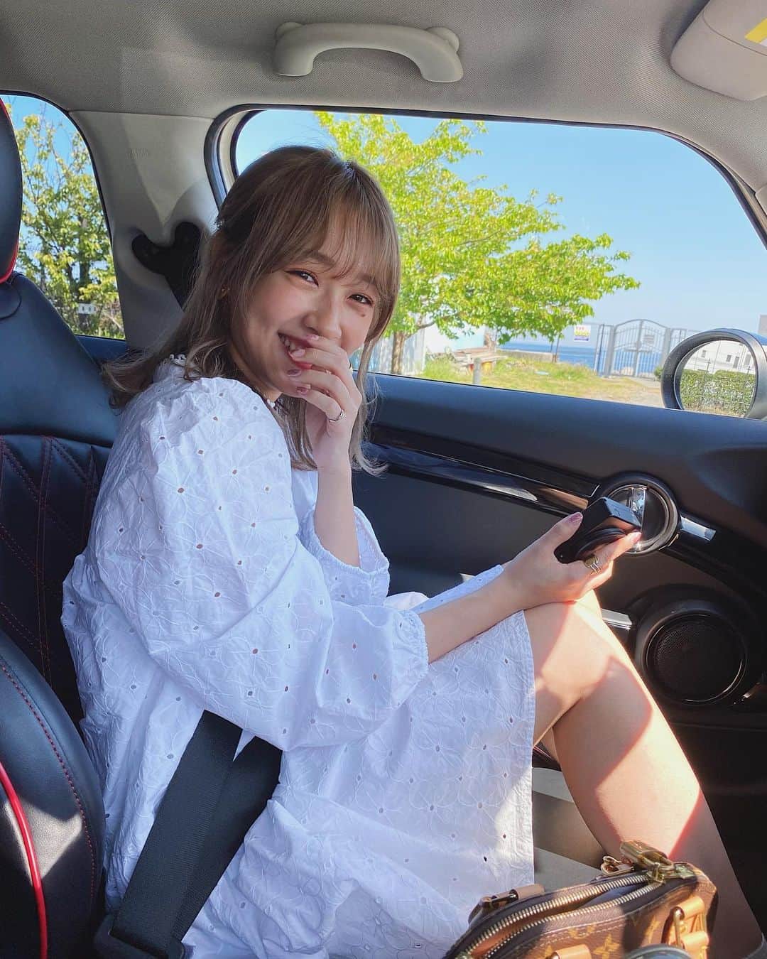 前田希美（まえのん）さんのインスタグラム写真 - (前田希美（まえのん）Instagram)「ドライブ大好き🚗です。 #彼女感 、出てますか？  今日からフィルター春仕様に変更しました。 気付いたかな？  ハーフアップに、 白ワンピおすすめです～🌸」3月19日 22時55分 - maeda_nozomi