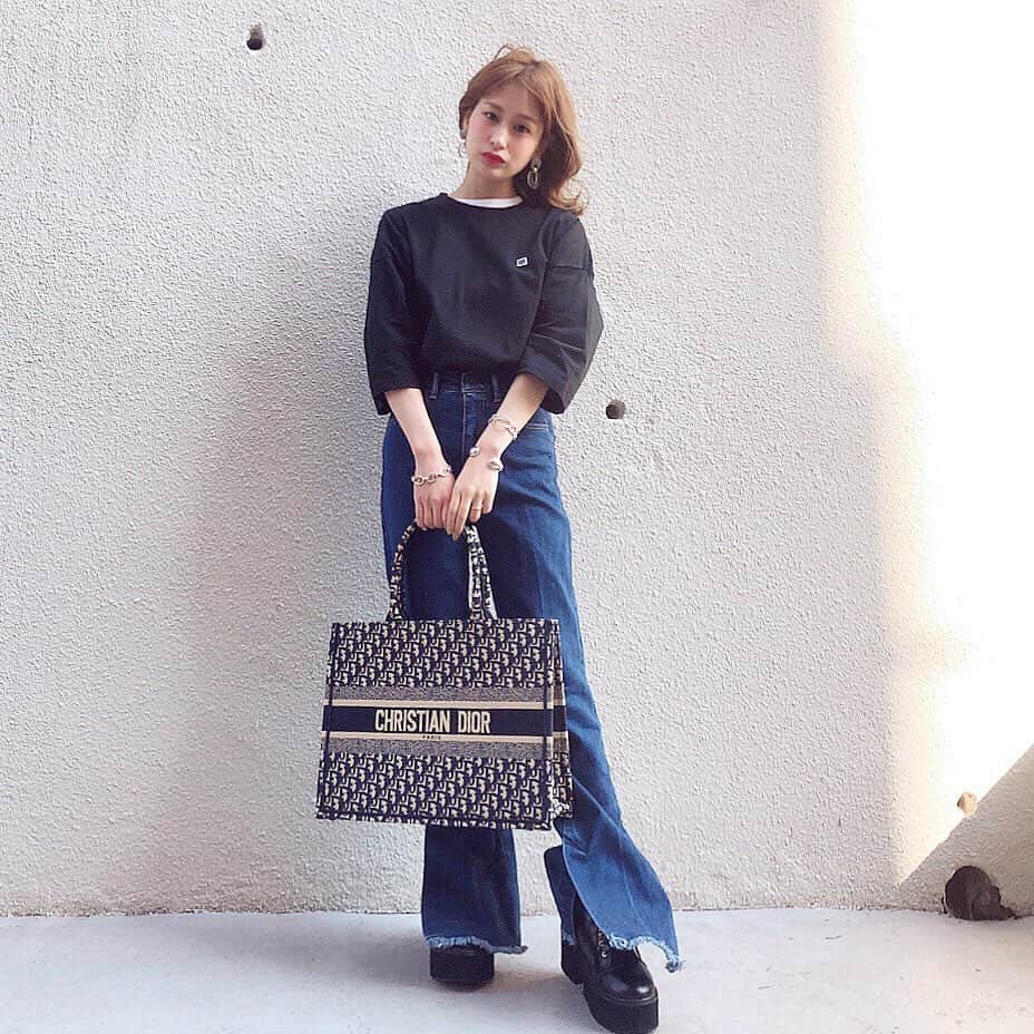 のインスタグラム：「今日の服🦋✳︎ 少し温かったので、 @converse の七分丈シャツとデニム🖤  #PR #converse_apparel #コンバース #converse #ワンポイントロゴ#ドロップTシャツ  #あおぞら私服#ootd#outfit#mylook#fashion#プチプラコーデ #今日のコーデ#きょコ #154cmコーデ#おチビコーデ #チビコーデ #シンプルコーデ#カジュアルコーデ#お洒落さんと繋がりたい #着回しコーデ #dior #snidel」