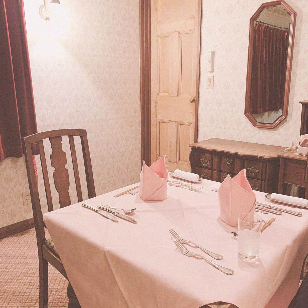 酒元麻衣（まいへー）のインスタグラム：「続きの投稿🍽お部屋でコース料理をいただきました♡ お料理とても美味しかった。。🙈」