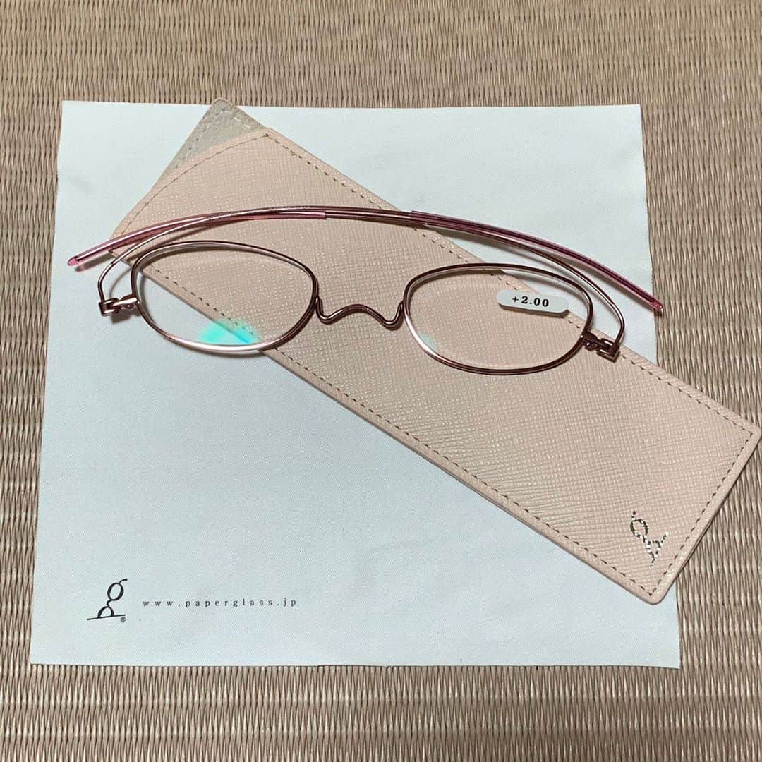 モモコさんのインスタグラム写真 - (モモコInstagram)「「ペーパーグラス・ミニ」 このメガネ最高にうすく、耳にかけなくて止まり、携帯ケースに入るからむちゃ便利💕 目のピント調節をサポートする、フレーム厚さ2mmの極薄眼鏡。 スマホやノートパソコンにケースを貼って持ち歩ける。 耳にかけるタイプもあります。 眼鏡のまち、鯖江製です。 ・ ・ 「スマートホルダー」980円（税込） この花王さんのシャンプートリートメントボトル。 詰め替え無しで最後まで綺麗に使えます。一人暮らしの長男が大喜びでした💕 つめかえ用のパックをセットするだけでつめかえ作業不要！ 独自開発のエアレスポンプを採用しているから、最後までムダなく使いきれる！ スリムボトルで場所を取らないです。 底にヌメリがつきにくくお風呂場を清潔に保ちますよー。  #ハイヒールモモコ #👠 #👠🍑 #CHANEL #シャネラー #グルメ #あさパラ #モモタン #ペーパーグラス #眼鏡のまち鯖江クオリティ #花王 #スマートホルダー #シャンプートリートメント」3月19日 23時01分 - highheel_momoko