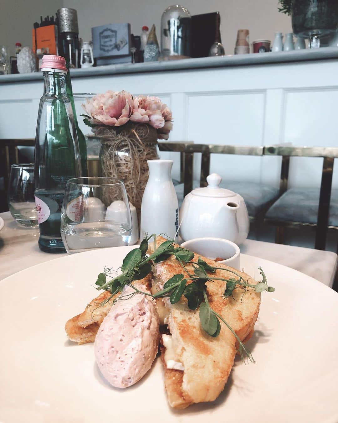 淡輪優希のインスタグラム：「@alamaisonbudapest 💓 可愛いし美味しかった🍽 ここも#ブダペスト に行かれる際はとってもおすすめです！私は#朝ごはん に行ってきました🥪  #Hungary #hungary🇭🇺 #hungary_gram #budapest🇭🇺 #budapest #ハンガリー #ハンガリー旅行 #ブダペスト #ブダペスト旅行 #travel #travelgram #旅スタグラム」