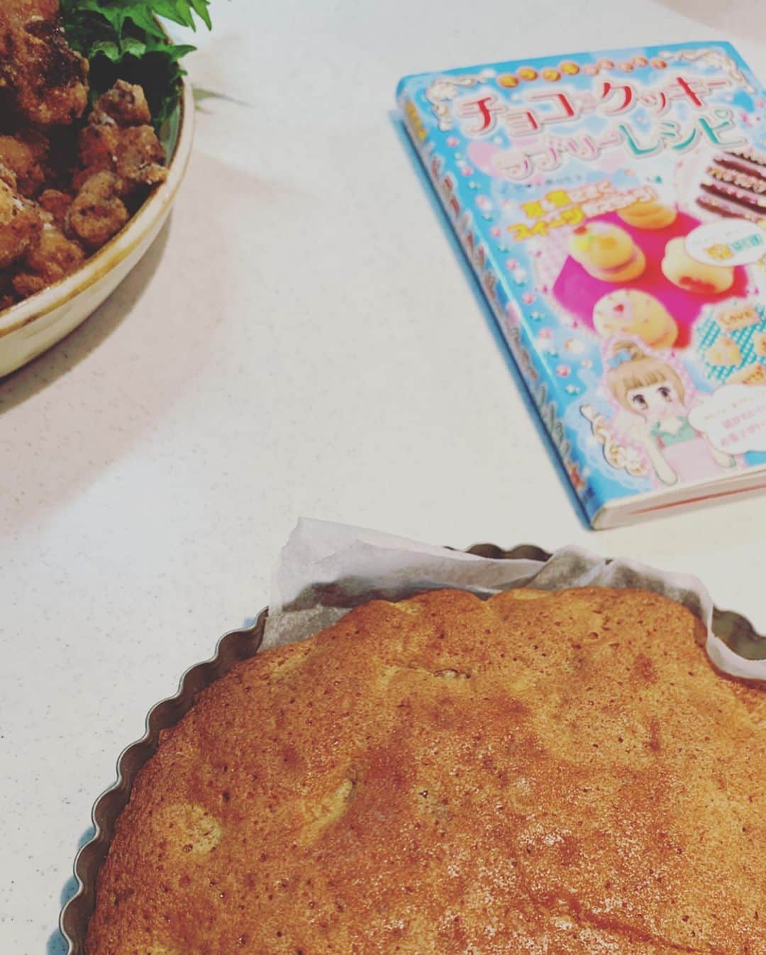 AYUMIさんのインスタグラム写真 - (AYUMIInstagram)「レシピ本を見ながら 「ママ、家にクルミある？！」 「ブラウニー作っていい？！」 とブラウニーを焼いたと思ったら 冷蔵庫をあけて、鶏肉を見つけて 「唐揚げ作りたいな、作り方教えて」 というので、醤油麹とたっぷり生姜 の我が家の唐揚げレシピを . 小さい頃から、おままごとの延長の ように、楽しんできた娘。 娘につきあってあげてきたつもり が、気がついたら上手になって 安心してお任せできることが ふえてきました☺️ . . #忘備録  #AYUMIご飯 #娘と #台所 #ローフード発酵雑穀でつくるAYUMIごはん #娘が作りたいものを #作ってみてね #💮」3月19日 23時08分 - ayumiayunco