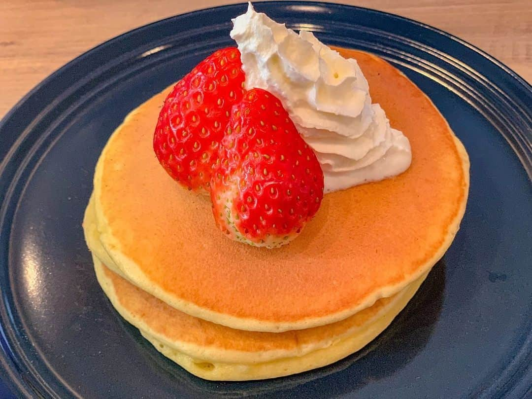 ピコのインスタグラム：「今日のごはん  朝昼 ホットケーキ  夕 ブリの照り焼き 豚汁のあまり サニーレタスのサラダ 胡麻豆腐  #ピコ #ピコ飯 #自炊 #パンケーキ #ホットケーキ #ダイエット #糖質制限レシピ  #ブリの照り焼き」