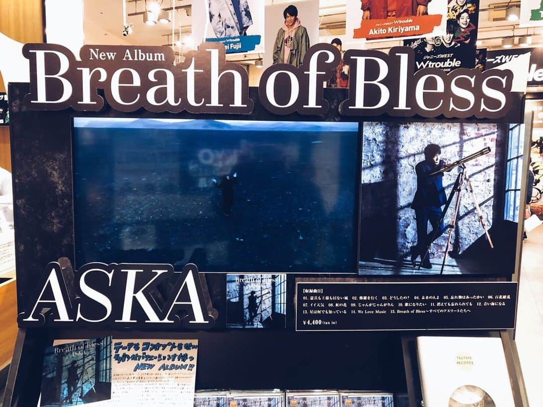 ASKAさんのインスタグラム写真 - (ASKAInstagram)「SHIBUYA TSUTAYAの店頭での、ASKA New Album「Bress of Bless」の様子。こんなにしっかり展開して下さって、有り難い！  #aska #aska_official #breathofbless #newalbum #shibuyatsutaya #いつもありがとうございます #アルバム展開」3月19日 23時20分 - aska_official921