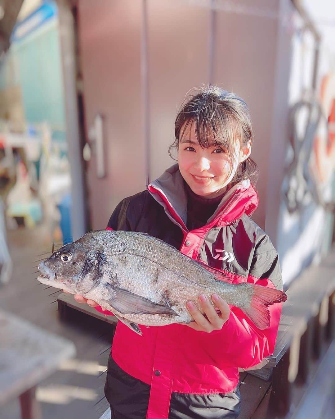 星名美津紀さんのインスタグラム写真 - (星名美津紀Instagram)「ゲストさん！クロダイ🐟 46センチでました🐟 ありがとう🎣  #釣り #釣りガール #釣り女子 #釣り好き #クロダイ #星名美津紀 #アングラー」3月19日 23時25分 - hoshina_mizuki