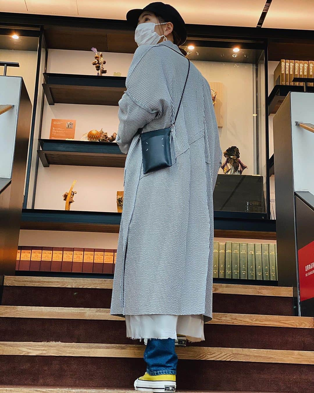 辻元舞さんのインスタグラム写真 - (辻元舞Instagram)「. この前の私服👖 スプリングコートは2年前に購入した @sulvam_official  毎年これを着られる季節を楽しみにしています🌸 分かりにくいので、過去のものですが前からの写真も載せておきます🤳🏻 ミニバッグは @maisonmargiela  子連れじゃない日はここぞとばかりにミニバッグで身軽を楽しんでいます👏🏻 キャスケットも2年前に購入した @kijimatakayuki 🧢 安定のデニムにコンバース。 代わり映えしませんが好きなものって変わらないようです😂🙏🏻💓 三連休ですね！皆さん穏やかな週末を🍀 . #三連休#私服#スプリングコート#instagood#happy#love#me」3月20日 10時35分 - mai_tsujimoto