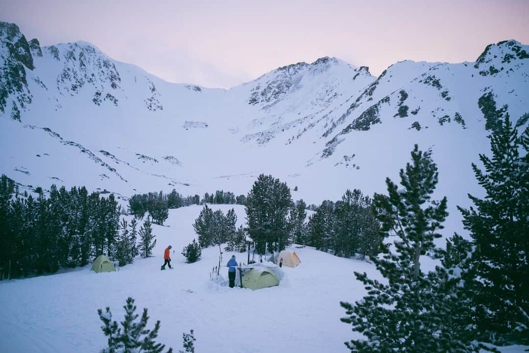 National Geographic Travelさんのインスタグラム写真 - (National Geographic TravelInstagram)「Photo by @steven_gnam | The last light falls over camp during a weeklong ski traverse through the heart of Idaho’s rugged interior. #backcountry #camp」3月20日 9時05分 - natgeotravel