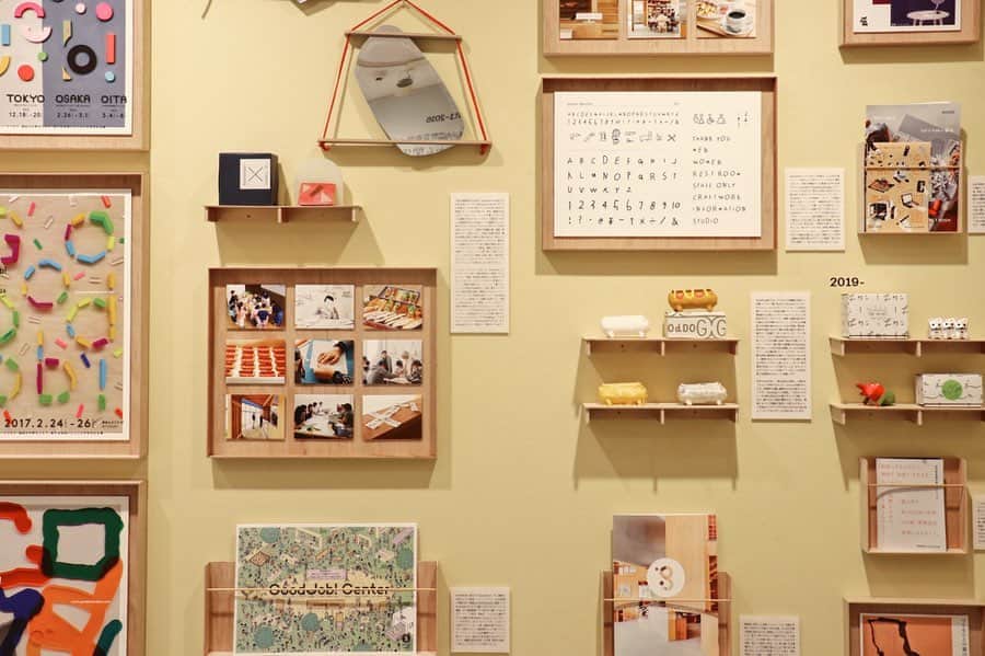 naoko tawaraのインスタグラム：「G8にて開催されている原田祐馬（ @yumaharada ）さん率いる @umadesignfarm の展示を見にいってきました。 「ともにつくるプロセス」を大切に、そして多くのひとと関わりながら（巻き込みながら？）生まれたUMAのプロジェクト。 学生時代からお世話になっていることもあり、過去のプロジェクトたちに懐かしみを感じながらひとつひとつ見ていたのですが、展示されているどれもが実は繋がっていて、なんだか物語を読んでいるようなそんな気持ちになりました。 たっぷりの情報量にまだ消化しきれていないけれど、見終わった今でも次はどんな出来事があるのだろう、もっともっとこの先の未来をみたいとワクワクしております。胸熱。  この気持ちをたくさんの人にも体験してほしいので、みなさん是非見に行って欲しいです。 展示は28日まで！ @suketton_ehime もいます♡  #umadesignfarm #tomorrowistoday  #exhibition #design #graphicdesign #原田祐馬」