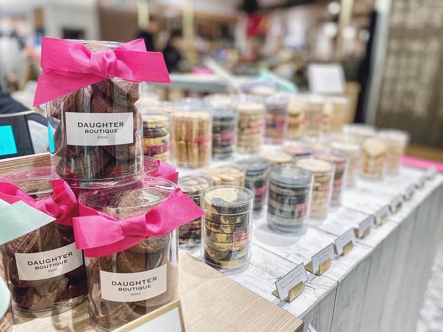 のインスタグラム：「浅草にある @daughter_boutique は﻿ ヴィーガン、グルテンフリー 、 白砂糖不使用のスイーツがたくさん。﻿ ﻿ クッキー、マフィン、タルトなどなど﻿ @trunkhotel や @cosmekitchen_adaptation などで 取り扱っている他、﻿オンラインストアでの販売もしてるよ🌈﻿ ﻿ 写真はGINZA SIXでのポップアップのときの！ 見た目も可愛いしおいしくて大好き💗 ﻿ #daughterboutique  #momoka_beauty」