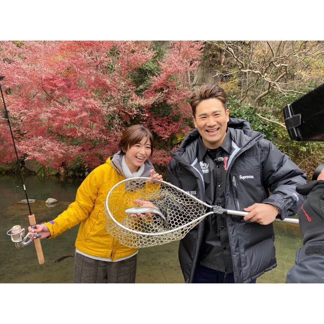 宇賀なつみさんのインスタグラム写真 - (宇賀なつみInstagram)「. . 今夜21:00〜 BS TBS【マー君の冬休み4】に出演しています‼︎ . . 年末にご報告した、人生初の釣り体験‼︎ 教えてくれたのは、田中将大投手でした〜〜 贅沢すぎますね。笑 . . 2011年、私がスポーツキャスターになって、 初めてインタビューをしたアスリートが、 田中将大投手でした。 . そこから何度も取材をさせていただき、 ご縁もあって、 今回、こんなに素敵な番組でご一緒できました。 . . タイトルの通り、 マー君が、ただただ冬休みを楽しんでいます。 . 釣りや市場でのお買い物、 グルメリポート等、 楽しみにしていてくださいね‼︎ . . スポーツ時代から現場でお会いしていた、 仲良しチームと初めてお仕事できたことも、 とても嬉しかったです。 . . こうやって、繋がっていくんだなぁ。 全ての出会いに意味がありますね。 . . 是非、ご覧ください(^^) . . #マー君の冬休み4  #bstbs  #田中将大 #宇賀なつみ」3月20日 9時44分 - natsumi_uga