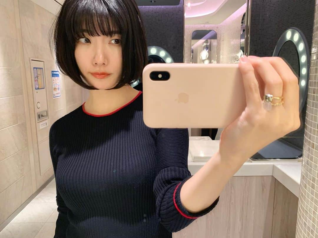 川上未映子さんのインスタグラム写真 - (川上未映子Instagram)「・ 昨日はシフを聴きに行く前に 武田くんに @elmetakeda  カラーとカットをしてもらいました。  前回とおなじ長さに戻してもらい、 すっきり丸く サイドの髪を2センチほど長く残すと ニュアンスがでて、 軽く巻くと ウィッグみたいなあんばいに なるんですよ。 春の髪はぜひエルメでー✂️💇‍♀️ ショートの黒髪って、　 いつも思うんだけど、 すごく春っぽいよね #elme」3月20日 9時49分 - kawakami_mieko