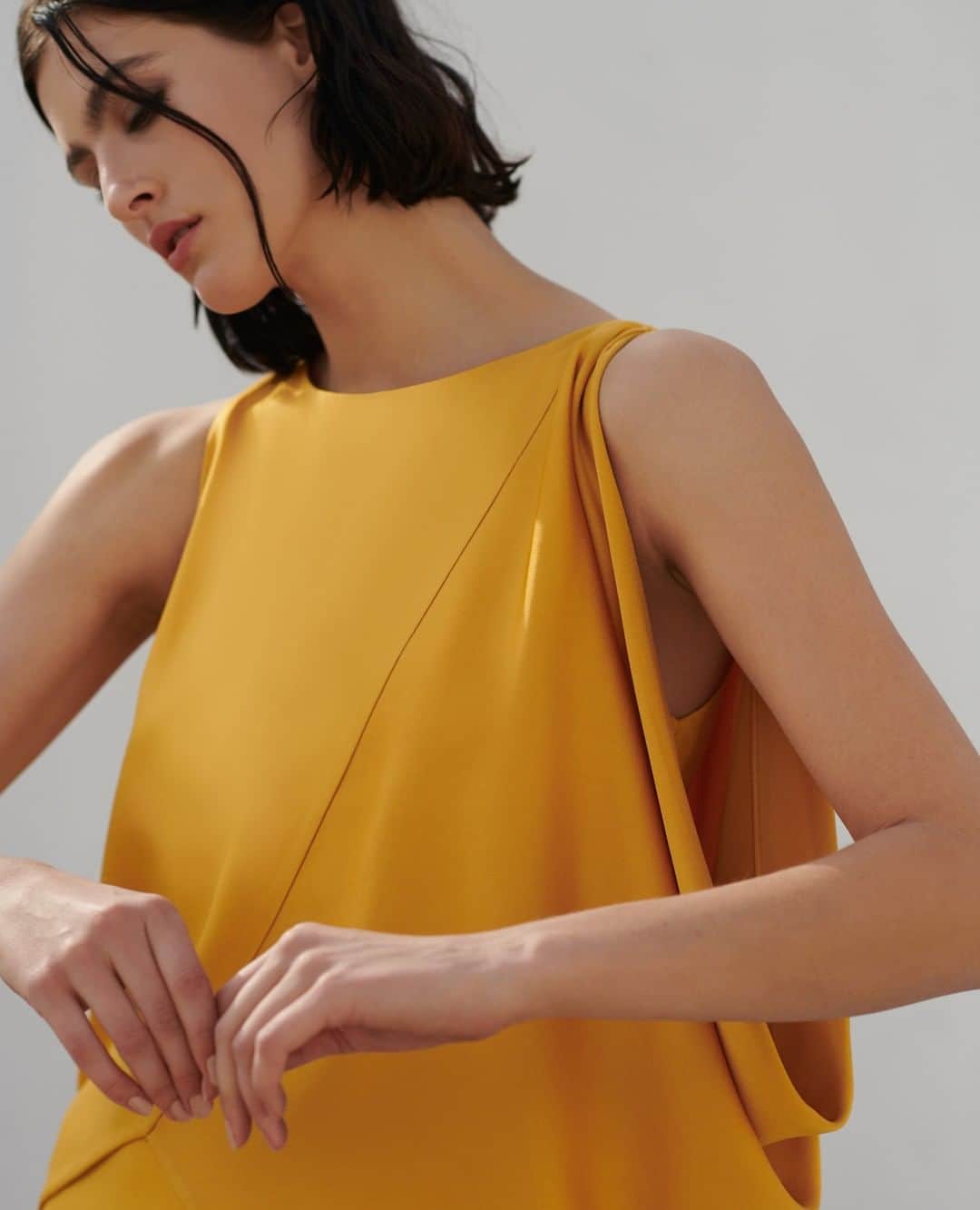 ホルストンのインスタグラム：「Embrace the first day of Spring in sunny marigold (preferably in really silky luxurious satin). Psst - it's 30% off right now with code FF30.」