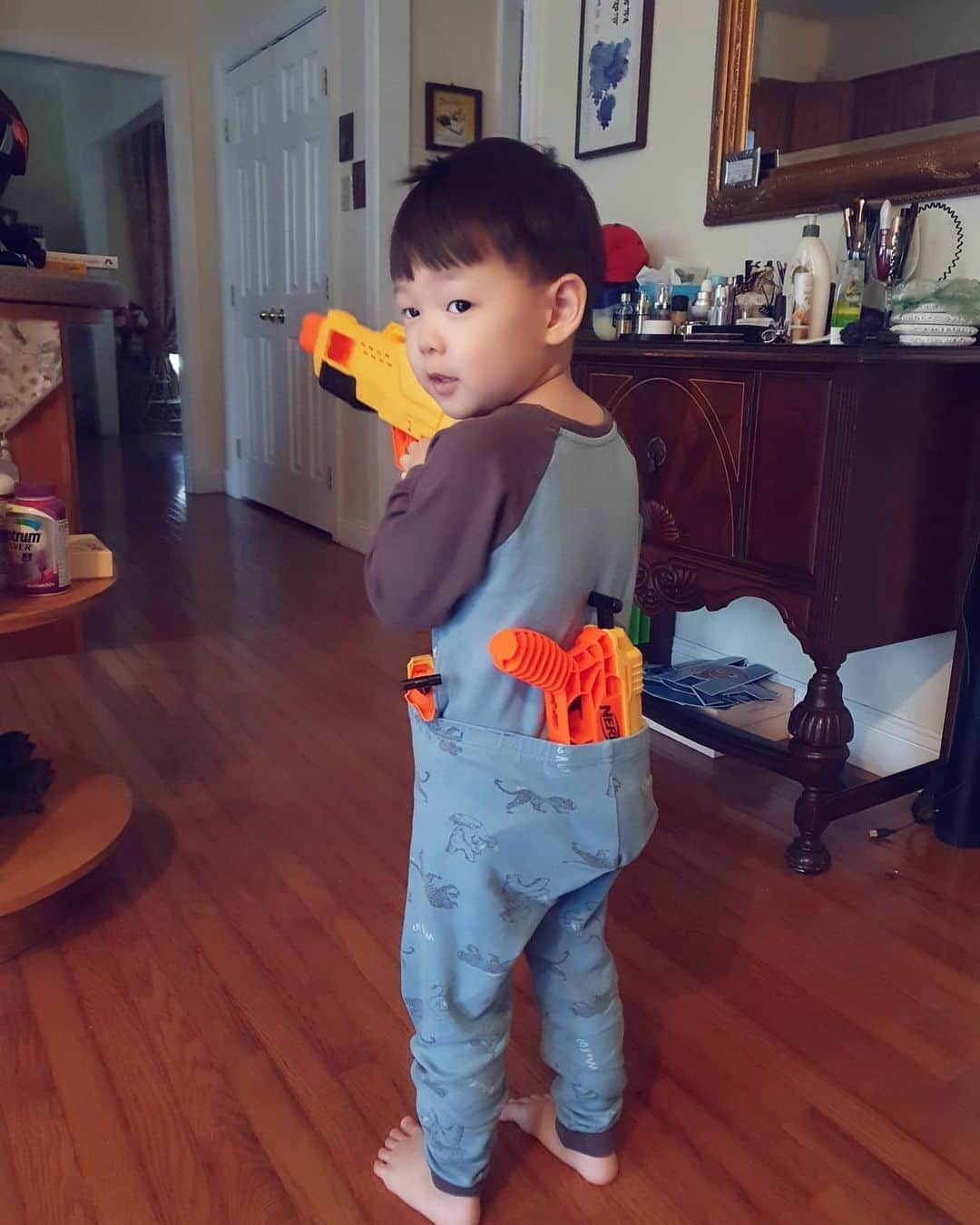 イライのインスタグラム：「Fighting the virus one @nerf at a time. Stay strong everyone. • Thanks @andrw_kkm for the present hehe • #Michael #Minsoo #Kim #Family #Staystrong #stayinside #socialdistancing #atleastimwithmyfamily #besafe  #coronavirus #washyourhands #hwaiting」