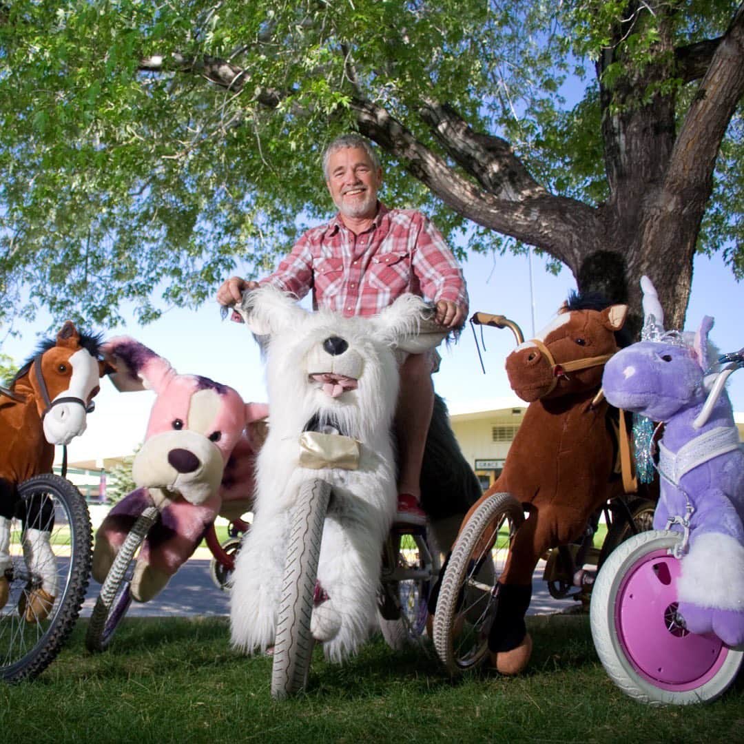 ローレン·ランドルフのインスタグラム：「In my final year of college, my Dad was interviewed about these animal bikes he made by the @renonewsreview. When @bynamite showed up to do the interview without a photographer, I asked if I could shoot the photo to have it published with the article. I was thrilled to receive my first byline in a printed publication.  Less than a month later the editor, @d.brian.astrotigertales, reached out to me about filling the empty photography position. I was working at a deli, actively saving money for when I planned to move after I graduated. So, I politely declined the offer. I'm not really sure why, but I don't think I believed I could actually make money taking pictures. Brian looked at me very sternly and said: "You're trying to move to become a photographer. I'm offering you a job as a photographer. Wouldn't it be better to move with a resume?" And that's how I began my photography career.  I just found out that the Reno News & Review is suspending publication. Times are already tough for print journalism, and this specific one relied on the ad revenue from the restaurant, bar, art, and nightlife scene in Reno - all of which has come to a stop due to COVID-19.  This is heavy for so many reasons, but it felt important to show some love to Brian & Brad for truly believing in me from the very start. I owe them for allowing me such creative freedom and giving me the confidence to trudge forward into the intimidating world as a working photographer. I'm thankful for the experiences I had meeting, learning, engaging and photographing some of Reno's best of the best. The Reno News & Review is a local staple, it won't feel right not grabbing a copy every time I come back to town. [Cont. in comments]」