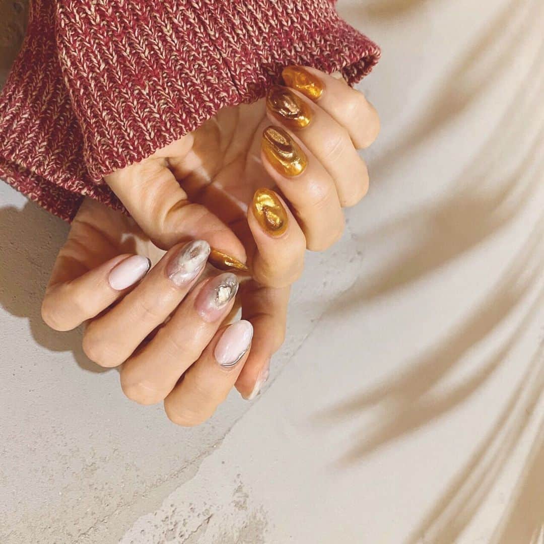Soweluのインスタグラム：「White×Yellow Gold  どちらもやりたいカラーだったから 今回も欲張りアシメネイルに♡ 外は桜が咲いているみたいだね🌸 こんな状況だからちゃんとお花見出来なくて 残念だけど 少しでも春らしい手元で 明るい気持ちを✨ @manami_latte._lowaly  マナミ今回も可愛いネイルを ありがとう🥰 ・ ・ #whitenail  #yellowgoldnail #springnails  #vintagefashion  #💛」