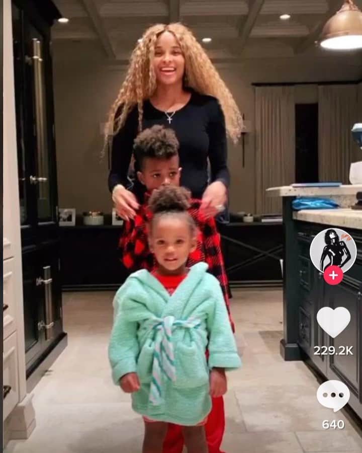 ウィズ・カリファのインスタグラム：「Family is EVERYTHING. Thank you @ciara @jlo  and everyone else for lettin me and @tydollasign put a smile on y’all a faces 🥰 #taylorgang #somethingnew」